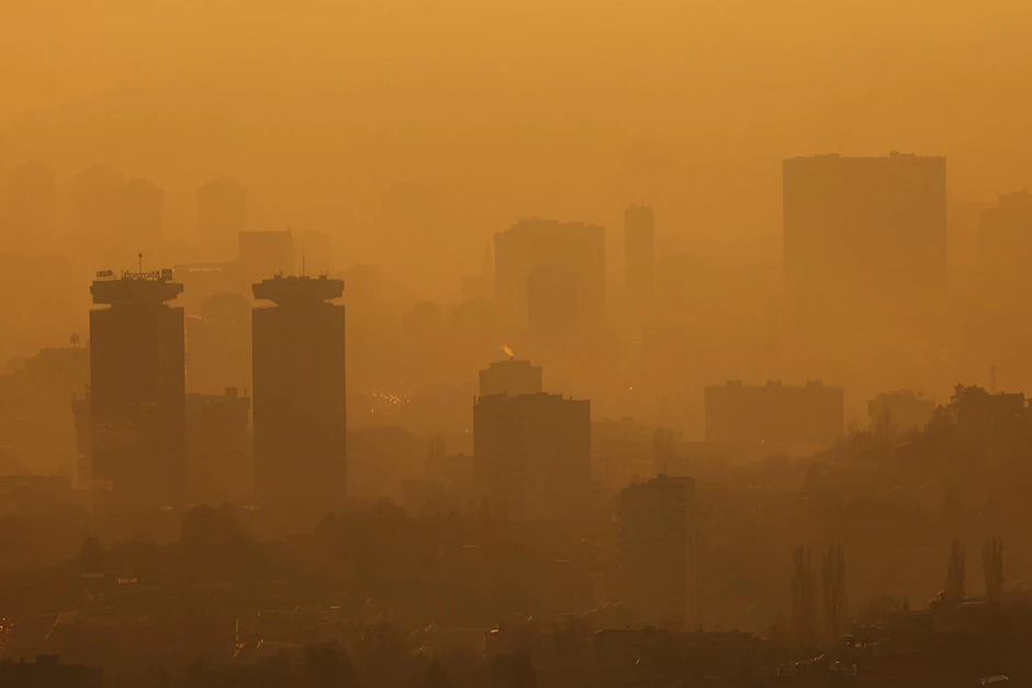 Smog in Sarajewo, Bosnien-Herzegowina. Weltweit sterben jährlich etwa 600.000 Kinder an den Folgen von Luftverschmutzung, schätzt die WHO.