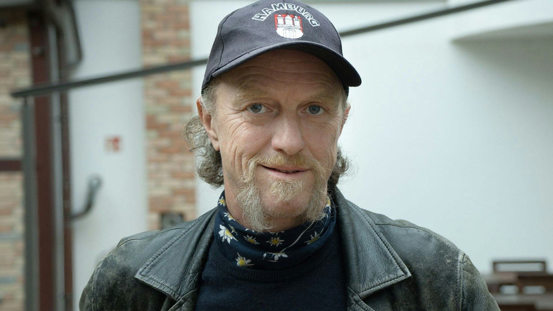 Schauspieler Charles Lemming ist bei einer Show schon mal direkt in die Pferdeäpfel gefallen.