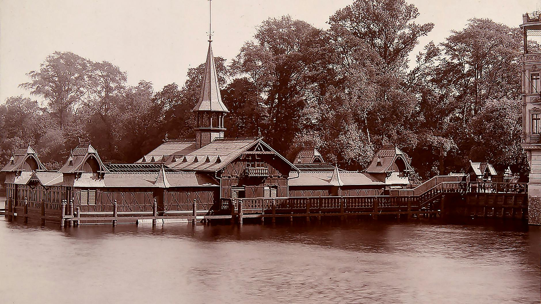 Die Städtische Badeanstalt an der Cuvrystraße. Nahe der Oberbaumbrücke in Berlin konnten Wasserfreunde das kühle Nass genießen. Dieses Foto stammt aus dem Jahr 1896. 