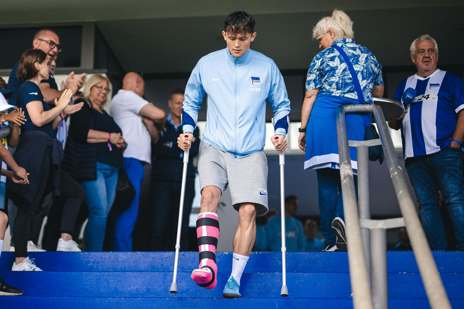 Fabian Reese muss nach der Fuß-OP noch immer auf Krücken laufen. Doch er schwitzt schon fleißig in der Reha.