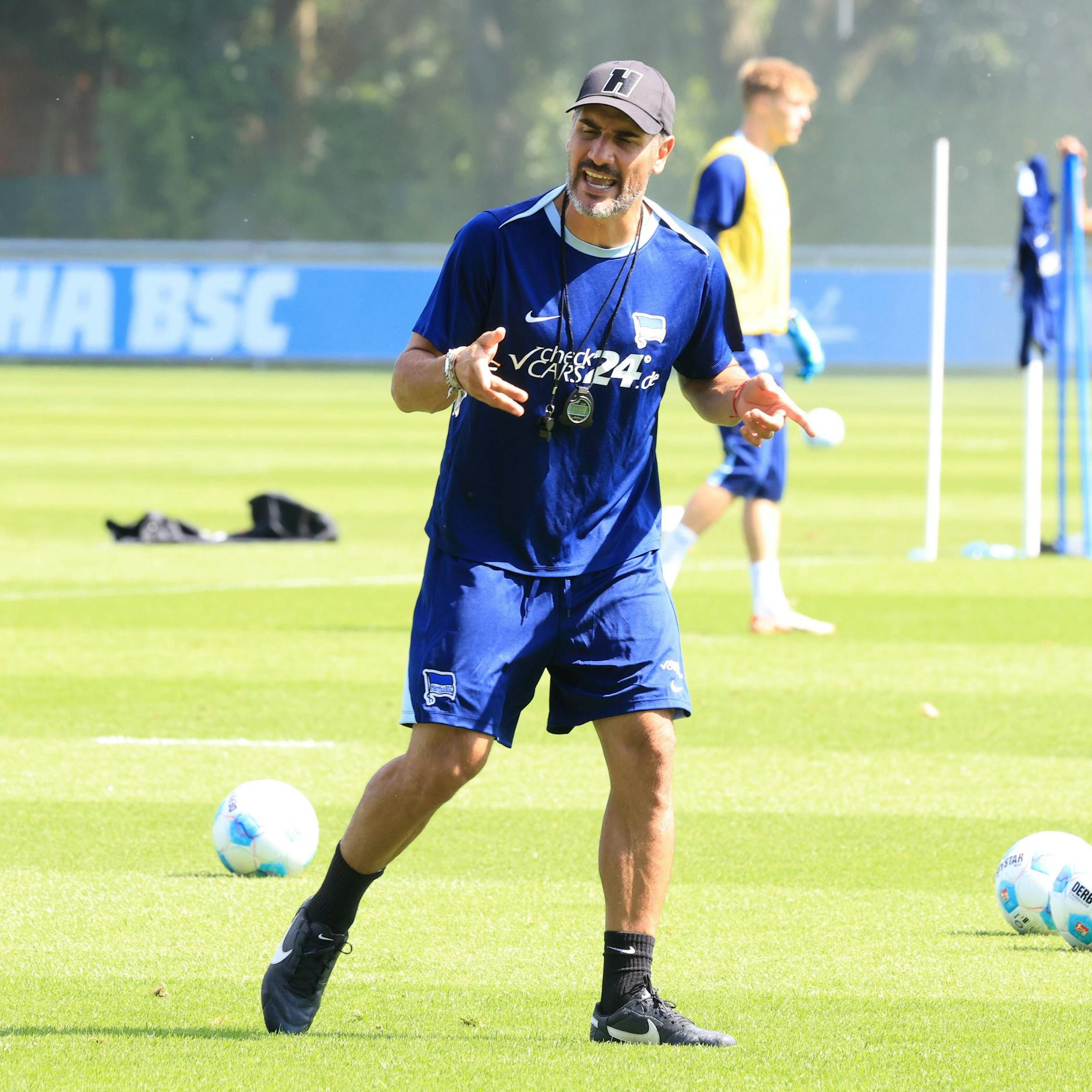Trainer Cristian Fiel bei der Arbeit. Er fordert mehr Offensivfußball von den Hertha-Profis.
