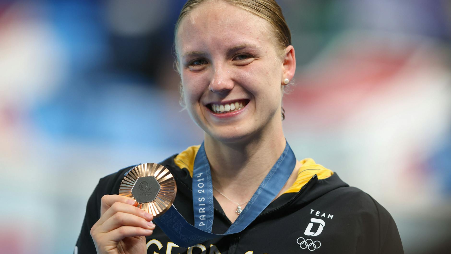 Isabel Gose zeigt ihre Bronzemedaille.