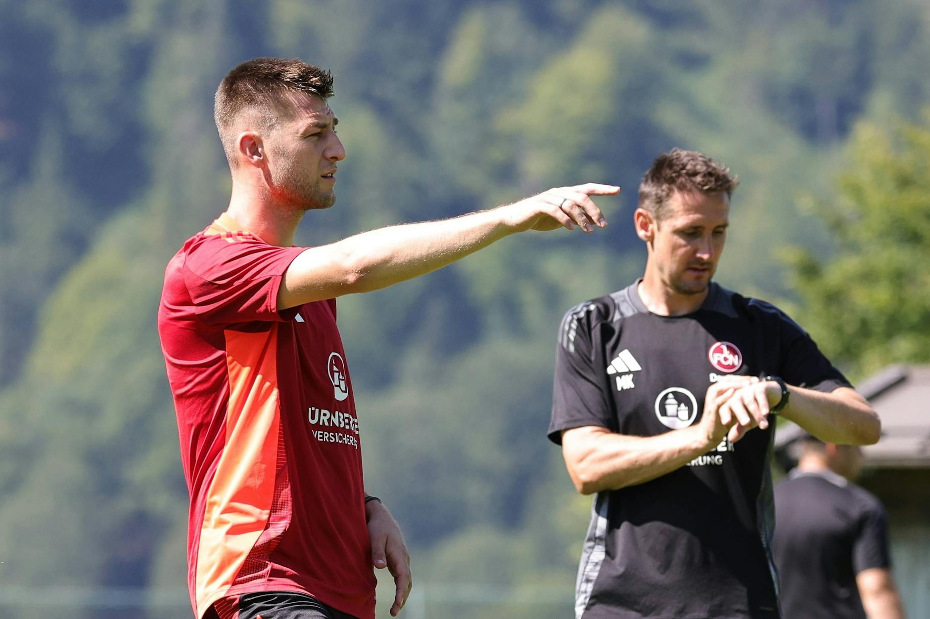 Robin Knoche (32), Ex-Abwehrchef des 1. FC Union, gibt jetzt als Kapitän des 1. FC Union unter Cheftrainer Miro Klose (46) die Richtung vor. 