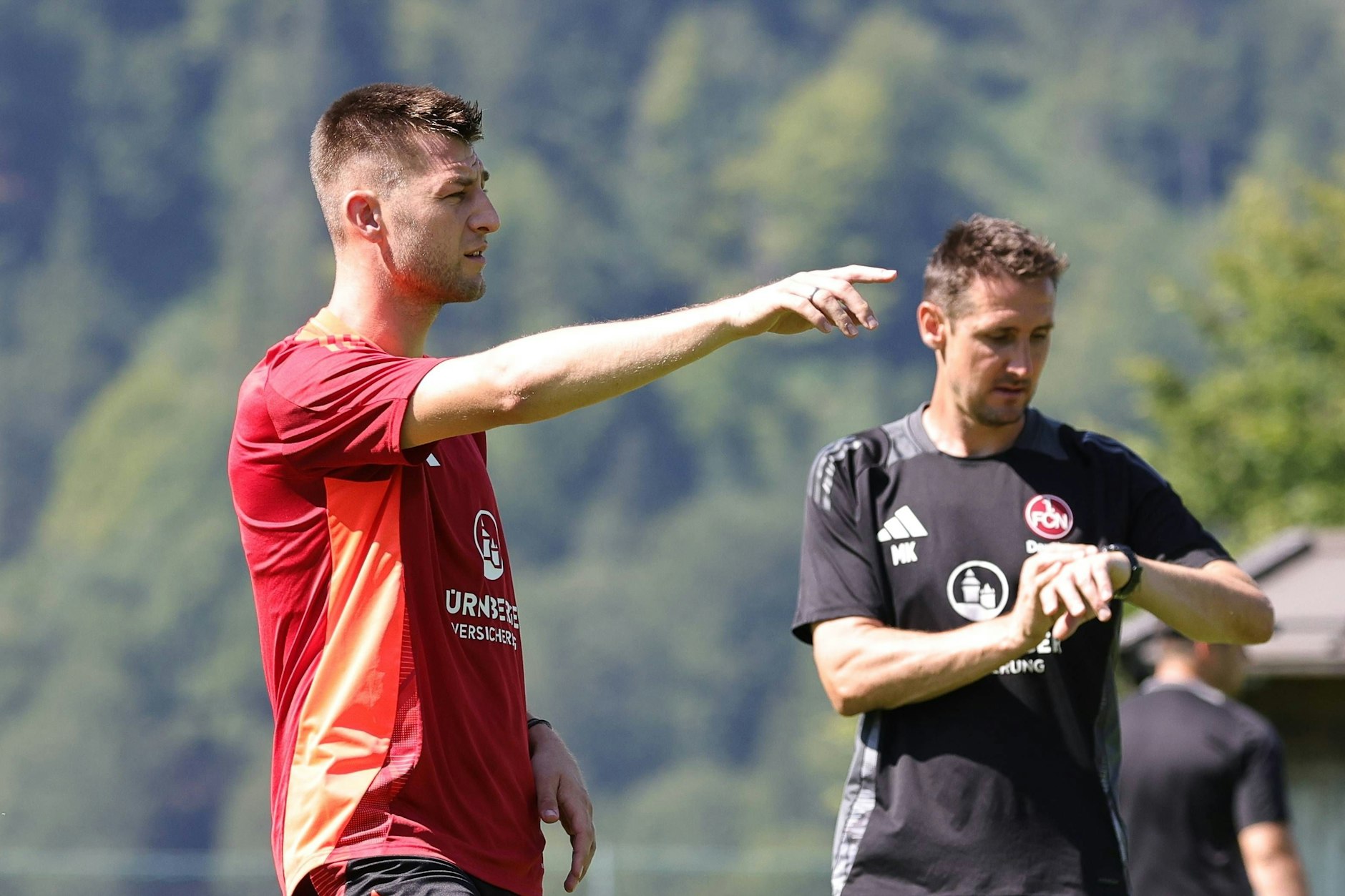 Robin Knoche (32), Ex-Abwehrchef des 1. FC Union, gibt jetzt als Kapitän des 1. FC Union unter Cheftrainer Miro Klose (46) die Richtung vor.&nbsp;