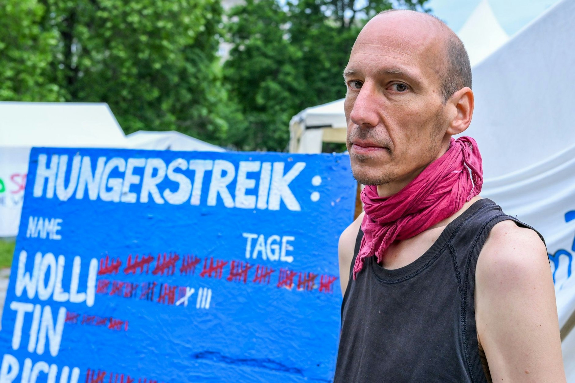 Der Klimaaktivist Wolfang Metzeler-Kick ist angeblich bettelarm und kann deshalb nicht vor Gericht erscheinen.
