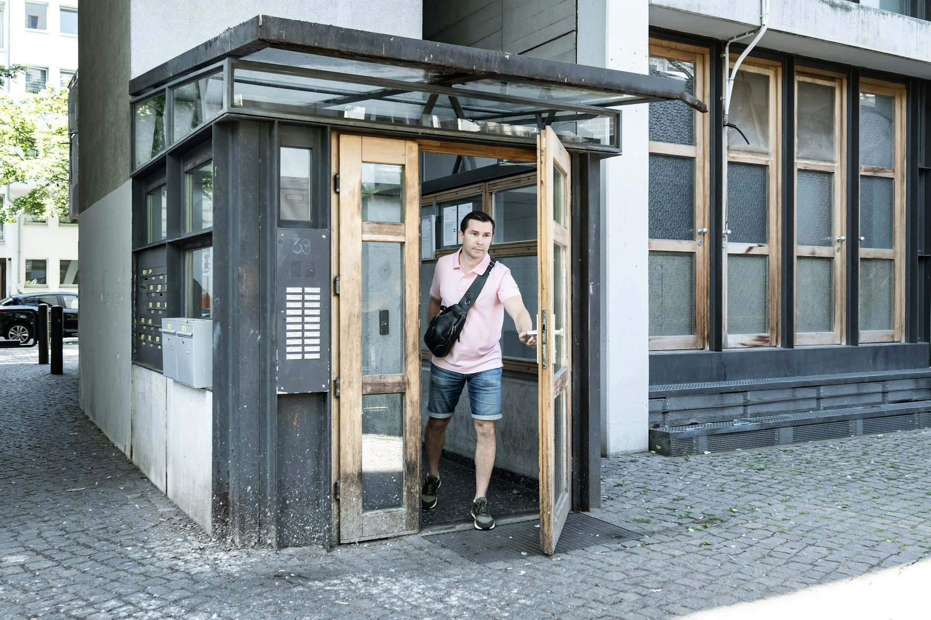 Anwohner Dzianis Muski zeigt den verunreinigten Eingangsbereich des Hauses, wo es von der Decke tropft.