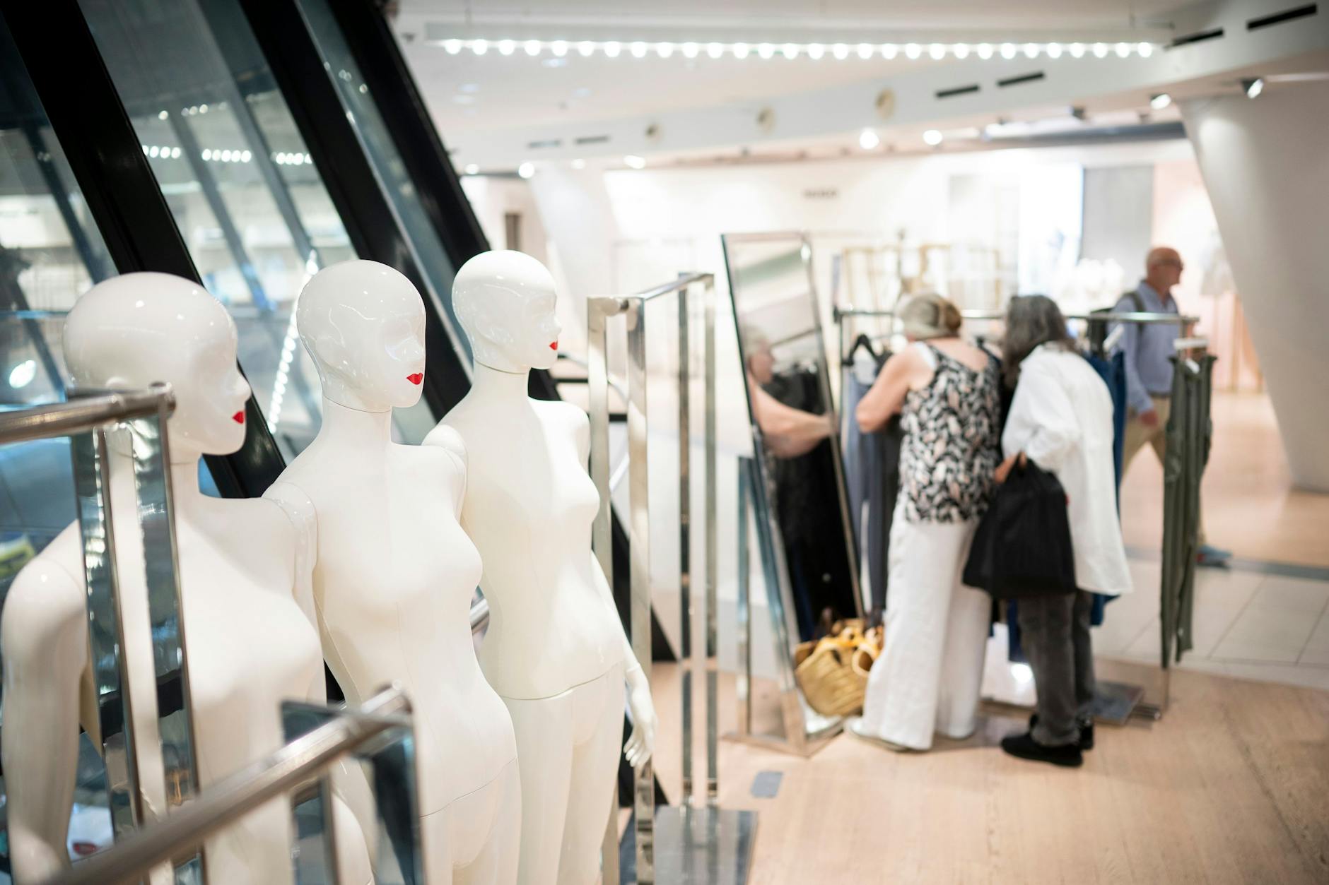Ein „trostloser“ Anblick für viele Stammgäste: Abgesperrte Flächen und leere Regale in den Galeries Lafayette.