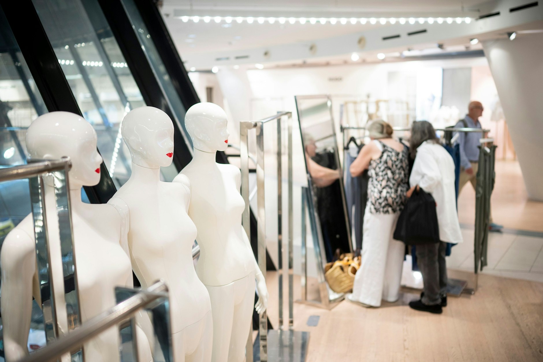 Ein „trostloser“ Anblick für viele Stammgäste: Abgesperrte Flächen und leere Regale in den Galeries Lafayette.