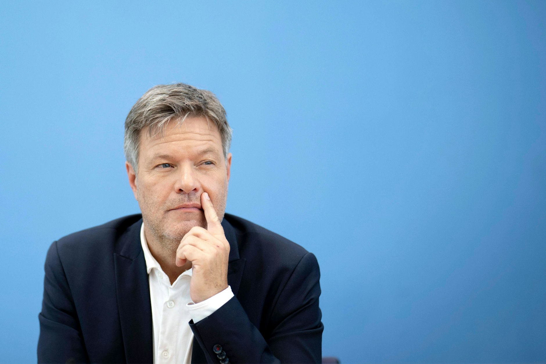 Robert Habeck hat sich offenbar mit seiner Frühjahrsprognose zur Wirtschaftsleistung verhoben. Die deutsche Wirtschaft schrumpfte um 0,1 Prozent im zweiten Quartal. Viele Ökonomen glauben nicht an eine Trendwende.