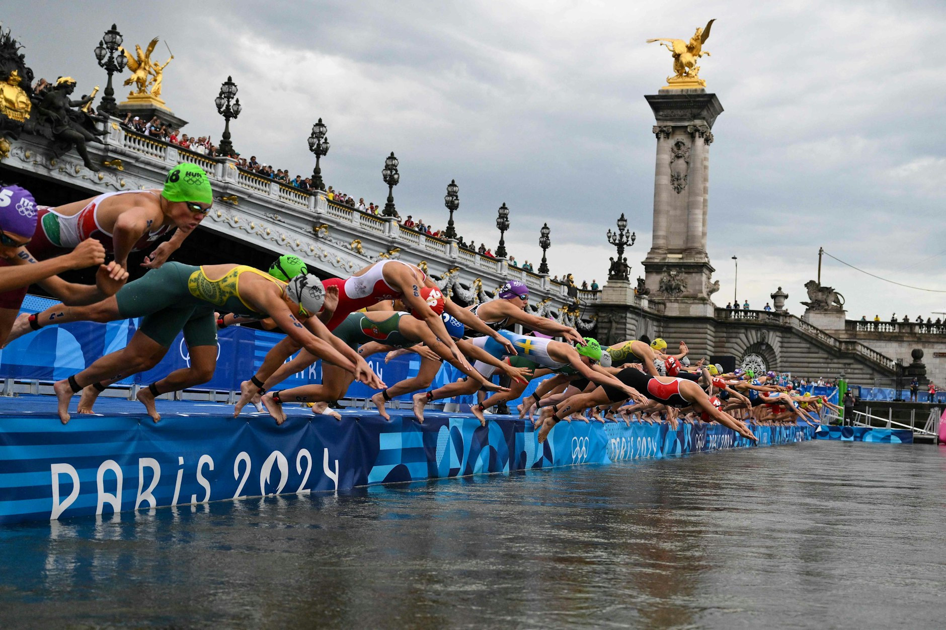 Die Triathletinnen starteten ihren Wettbewerb mit dem Schwimmen in der Seine – mitten in Paris. Ob Berliner irgendwann auch wieder in der Spree schwimmen können? 
