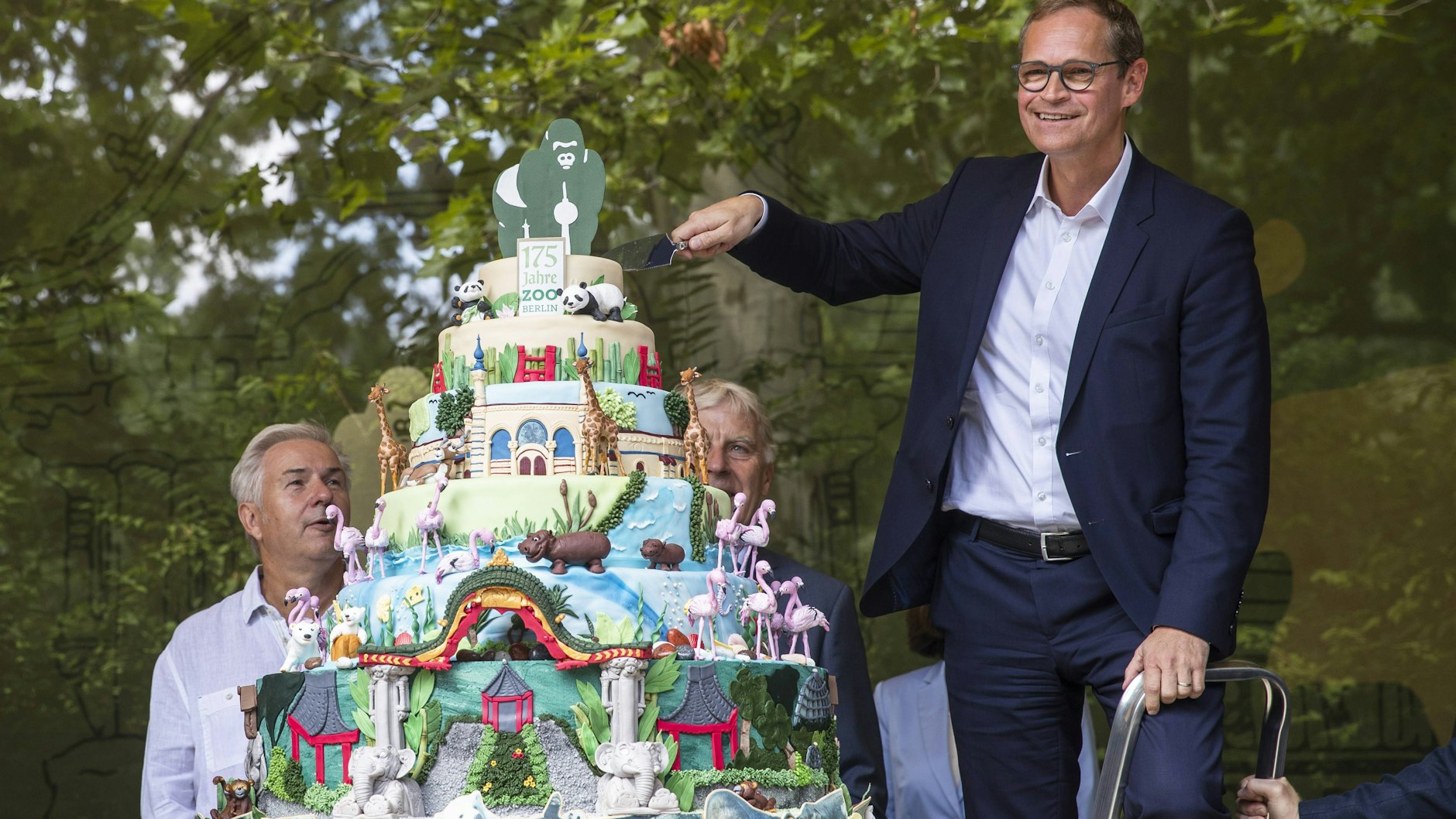 Michael Müller und Klaus Wowereit kennen sich beim Kuchenverteilen gut aus. Dafür waren sie schon beim 175. Zoo-Geburtstag vor fünf Jahren im Einsatz.
