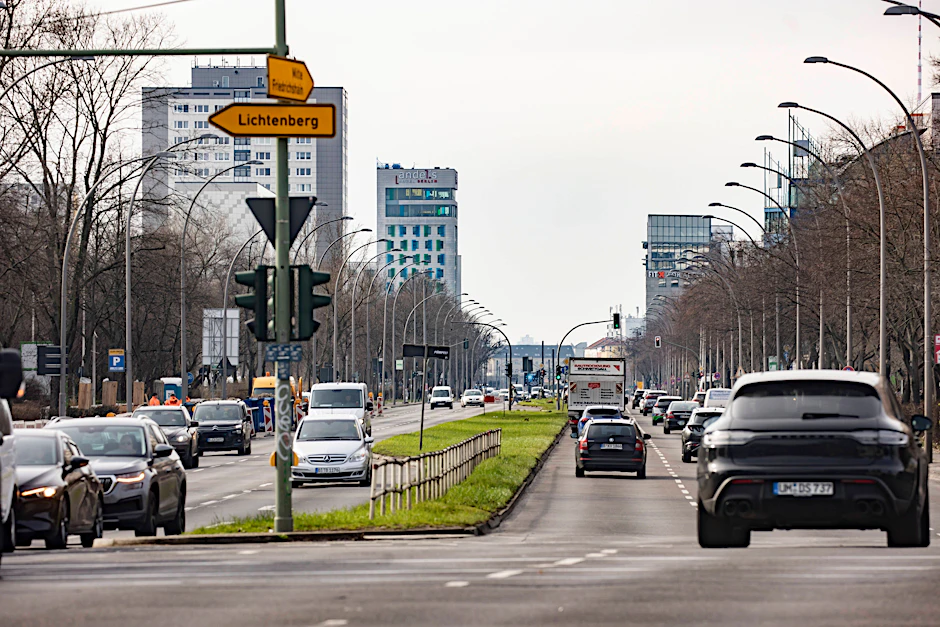 Strassenverkehr auf der Landsberger Allee zwischen der Vulkanstrasse und S-Bahn Landsberger Allee