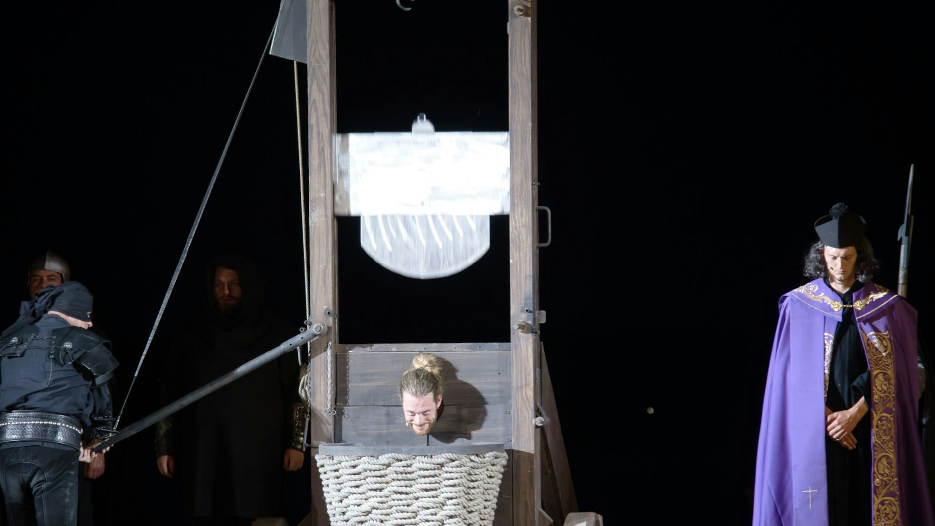 Störtebeker verliert dieses Jahr seine Rübe. Damit bei Schauspieler Moritz Stephan der echte Kopf dranbleibt, muss die Requisite kreativ werden.