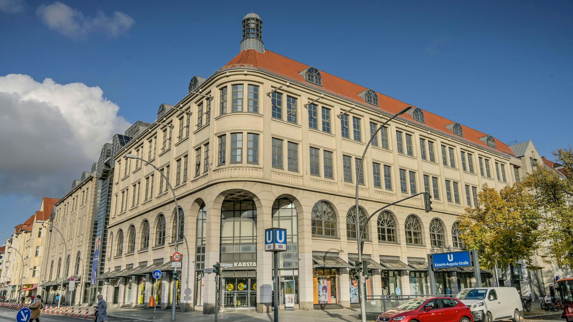 Zum Ende des Monats schließt der Karstadt in Tempelhof. Die Tempelhofer trauern um ihr Kaufhaus. Unser Autor trauert mit.