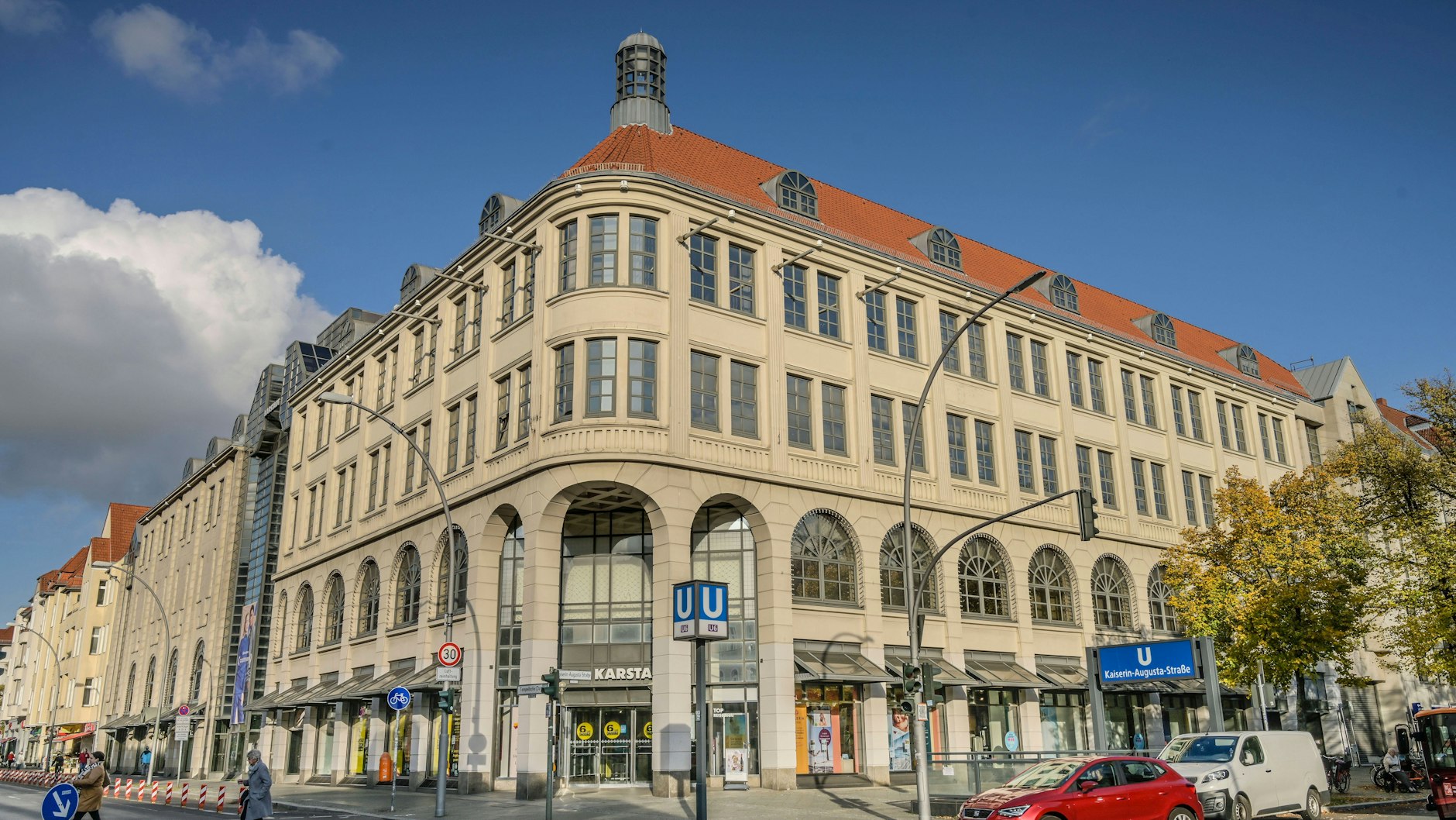 Zum Ende des Monats schließt der Karstadt in Tempelhof. Die Tempelhofer trauern um ihr Kaufhaus. Unser Autor trauert mit.