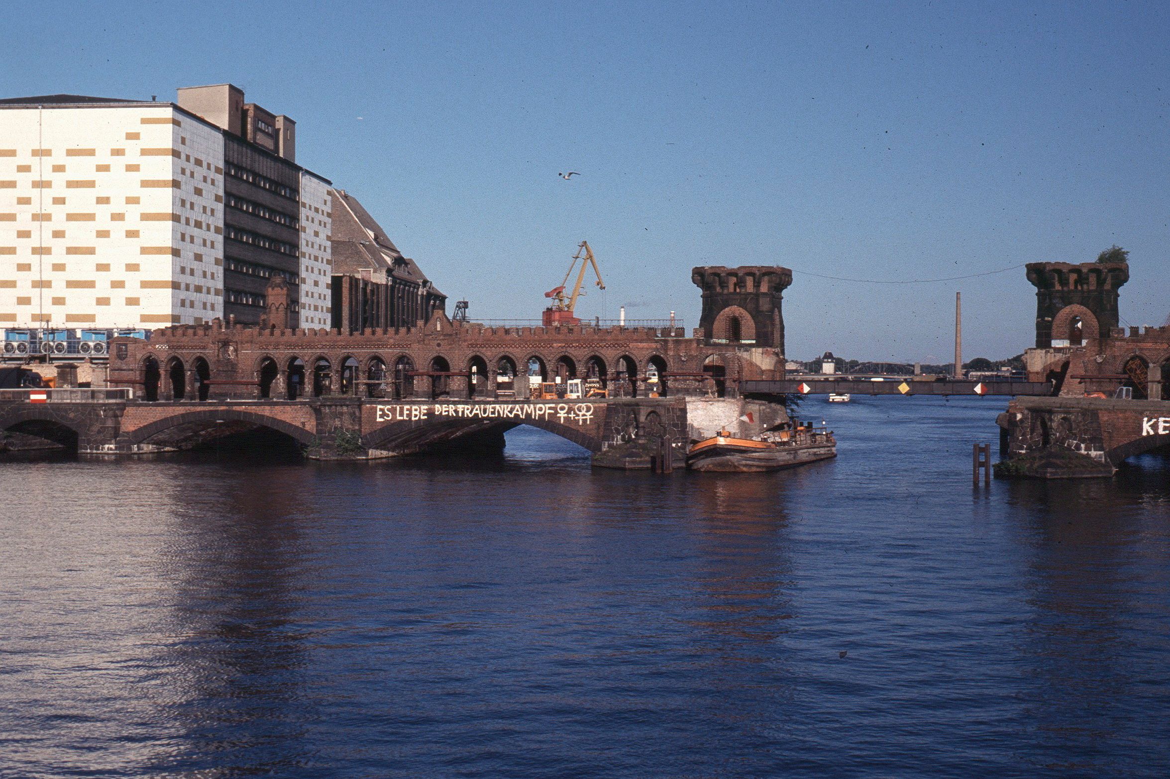 Berlin: Oberbaumbrücke ohne Turmspitzen – wissen Sie, aus welchem Jahr dieses Foto ist?