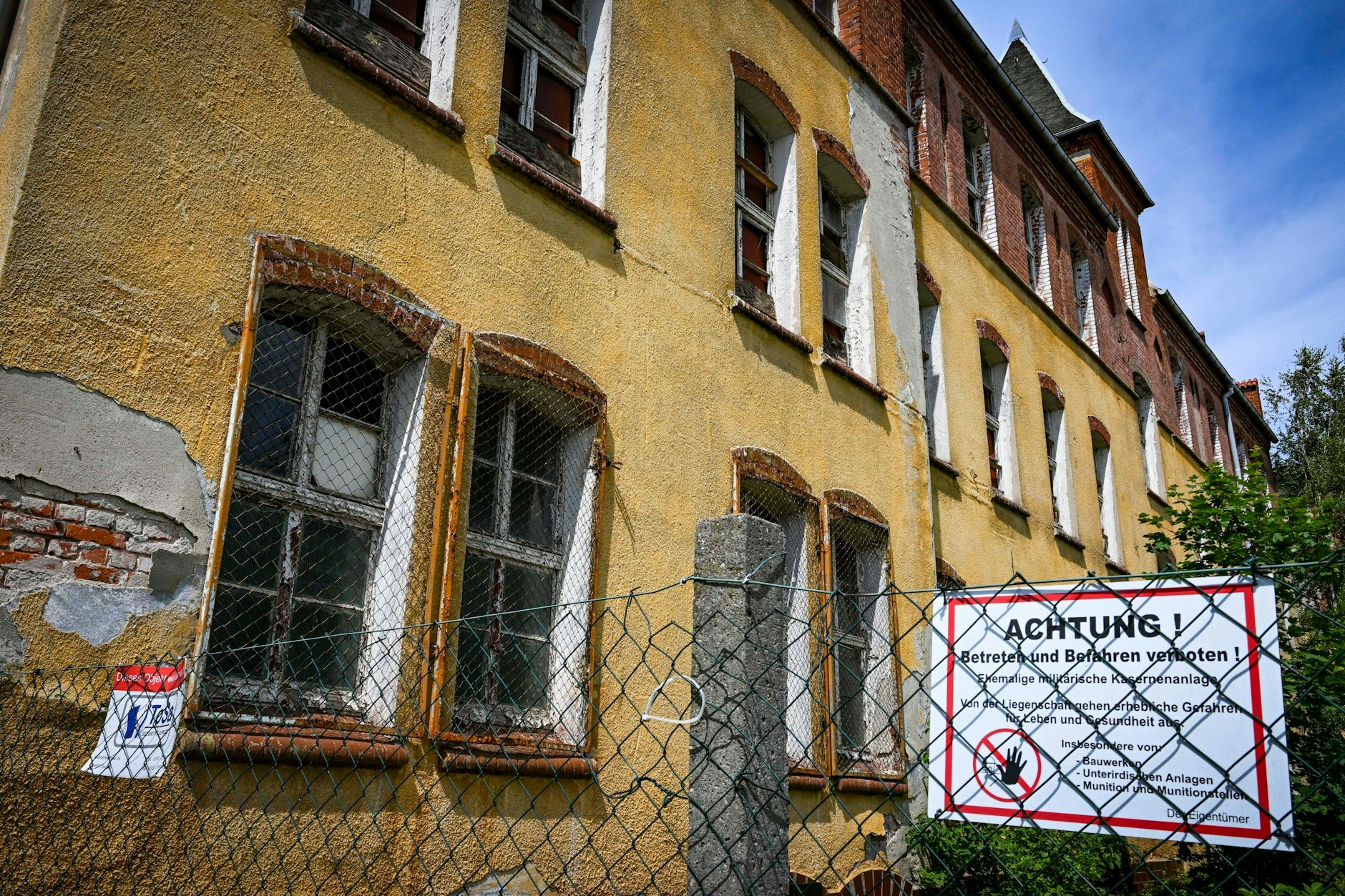 Brandenburg, Perleberg: An einem Zaun an den kaiserlichen Kasernen ist ein Schild mit der Aufschrift „Achtung! Betreten und Befahren verboten!“