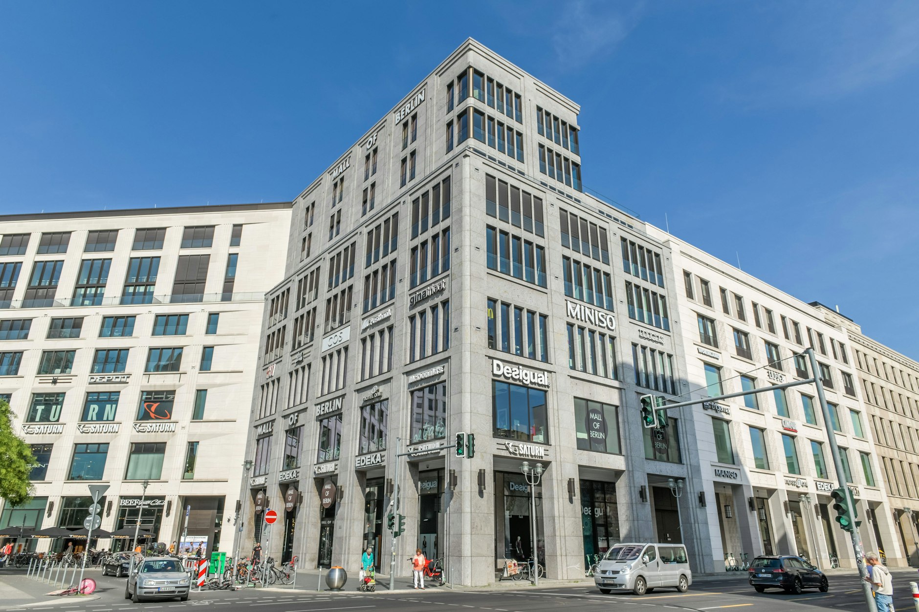 Günstige Wohnungen sind in der Hauptstadt heiß begehrt, Luxus-Apartments wie hier in der Mall of Berlin stehen teilweise monatelang leer.