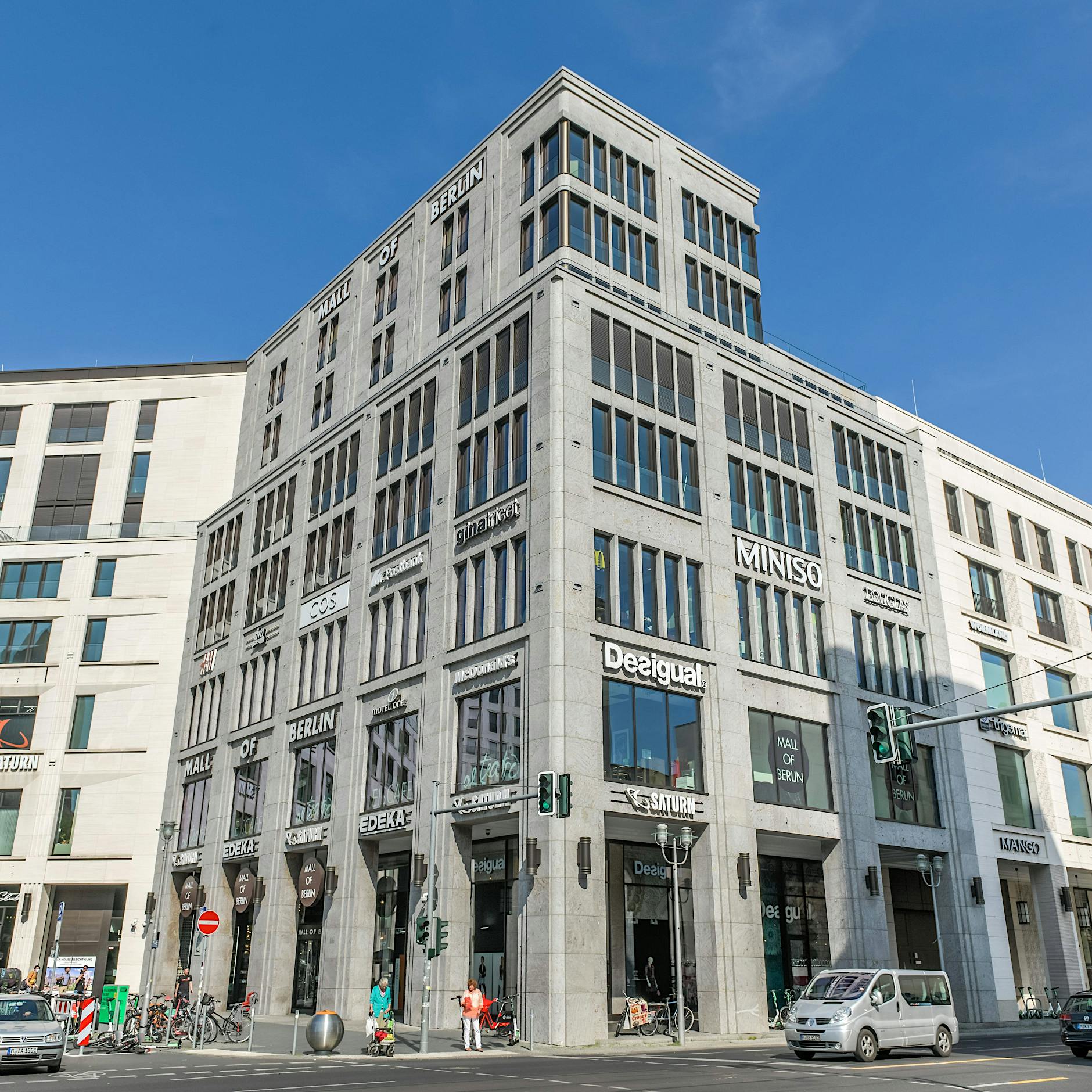 Luxus-Wohnungsbesichtigung in Berlin: Dreckige Wände, kaputte Böden, nackte Nachbarn