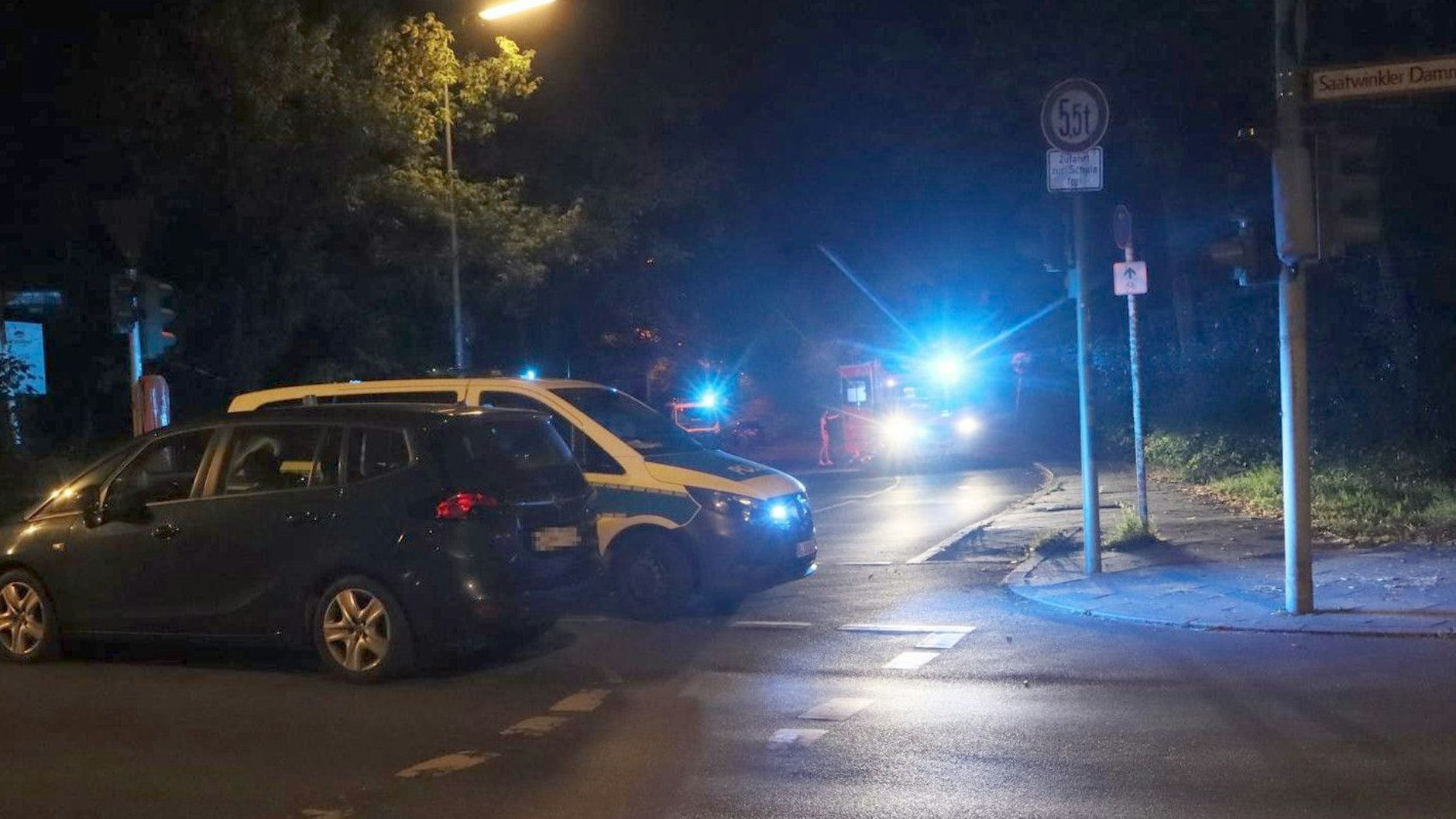Einsatzkräfte von Polizei und Feuerwehr am Saatwinkler Damm.