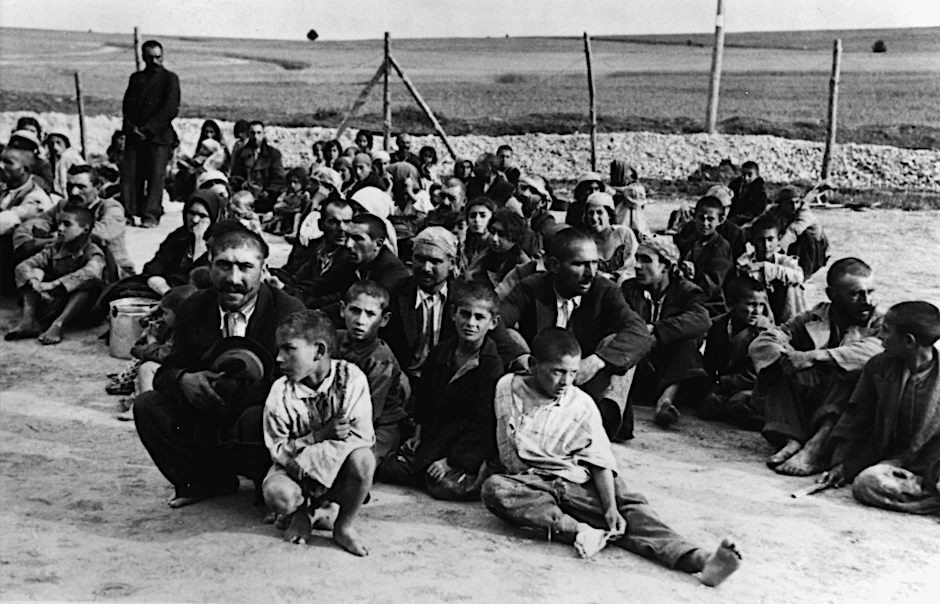 Nationalsozialismus: Konzentrationslager. Gruppe von Sinti und Roma im Konzentrationslager Belzec (Polen). Fotografiert um 1942.