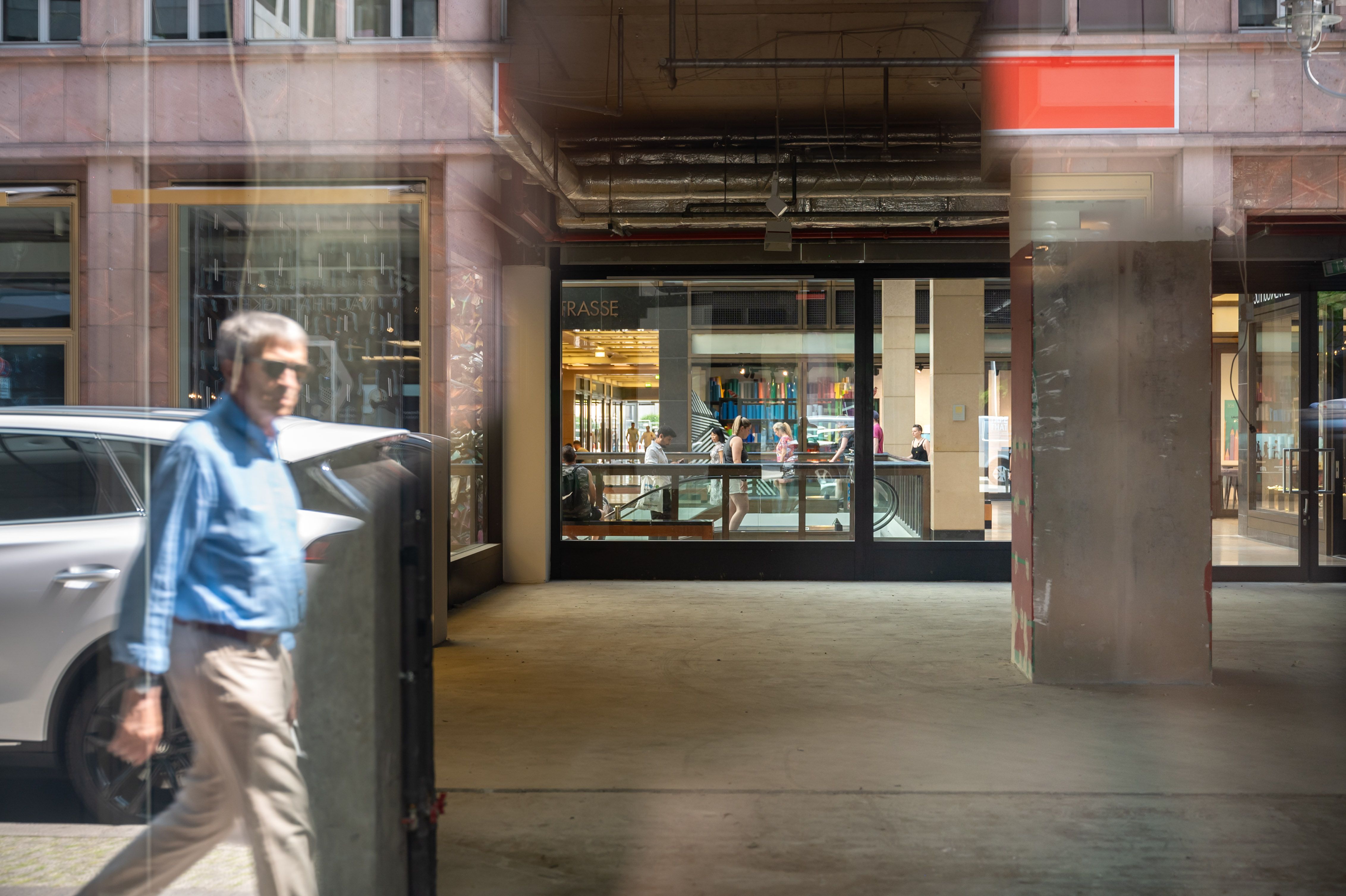 Unternehmen auf der Berliner Friedrichstraße: Dönerbuden ja, aber der Luxus verfällt