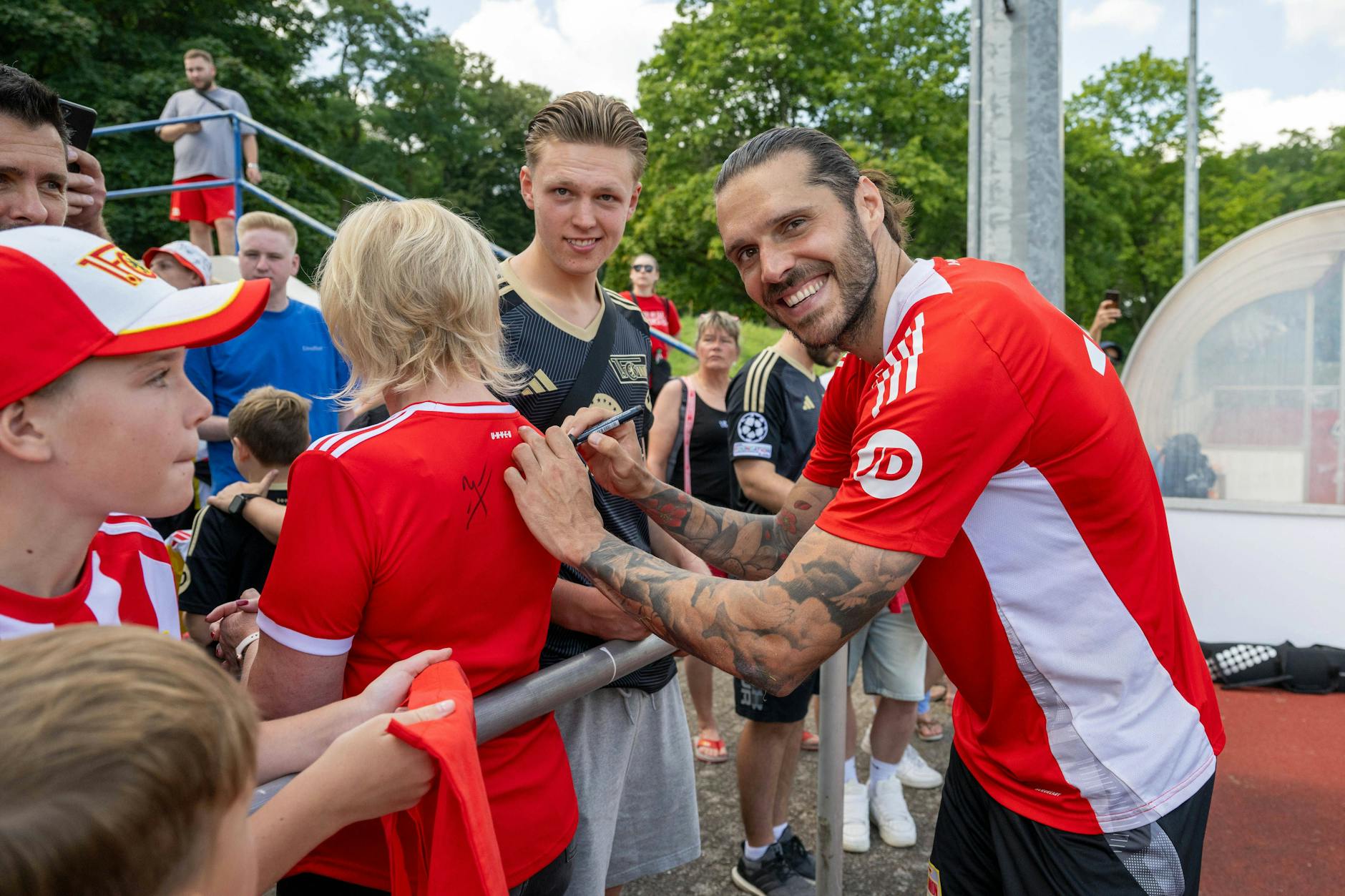 Kapitän Christopher Trimmel (37) nimmt sich nach jeder Einheit in Neuruppin viel Zeit, um jeden Autogrammwunsch der Fans zu erfüllen. 