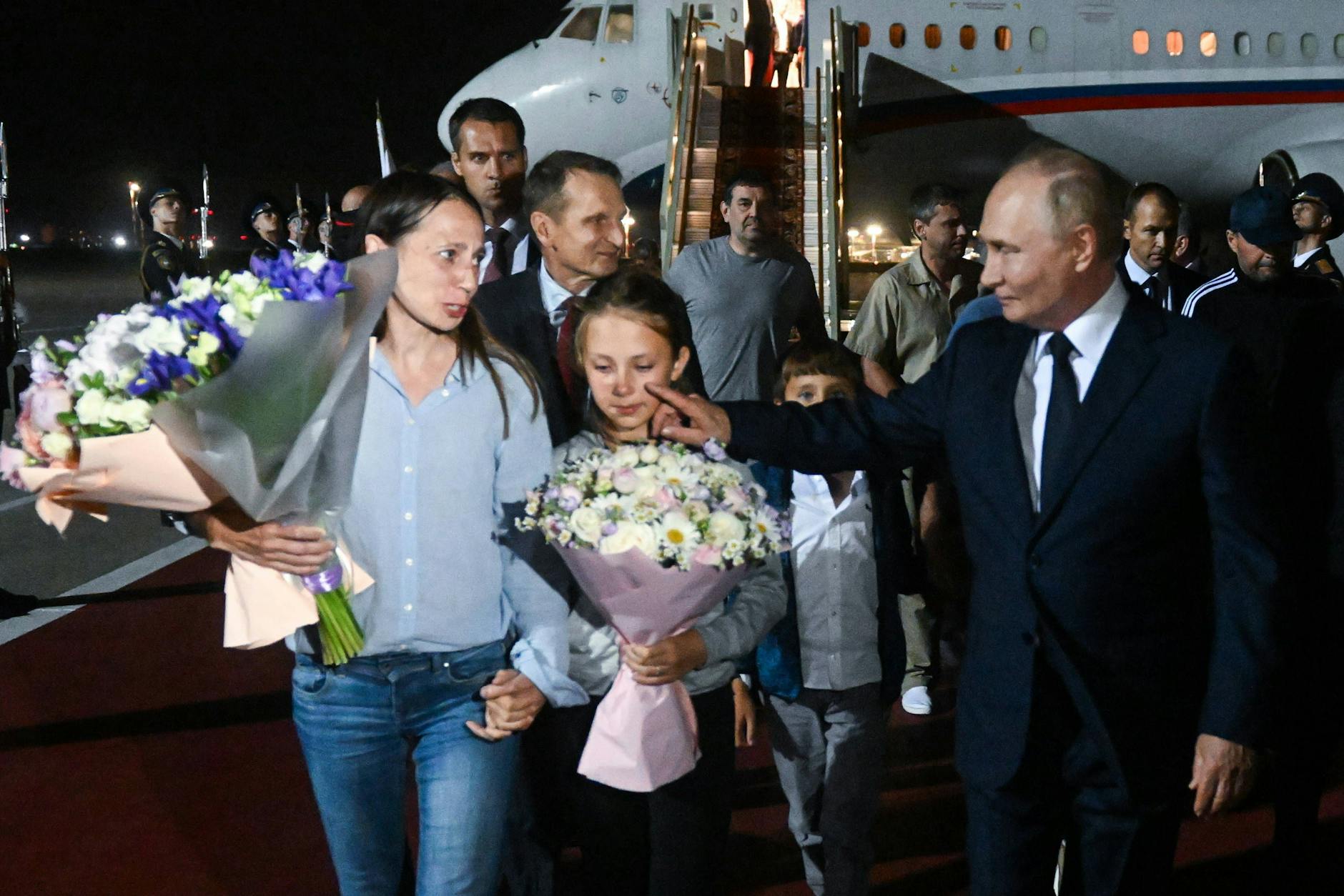 Russlands Präsident <a href="https://www.berliner-zeitung.de/topics/wladimir-putin">Wladimir Putin</a> hat die vom Westen freigelassene Russen persönlich am Moskauer Flughafen Wnukowo empfangen.