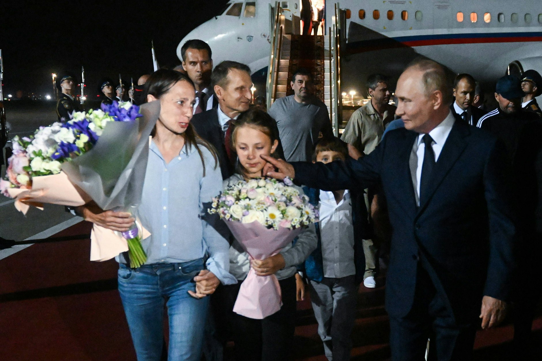 Russlands Präsident <a href="https://www.berliner-zeitung.de/topics/wladimir-putin">Wladimir Putin</a> hat die vom Westen freigelassene Russen persönlich am Moskauer Flughafen Wnukowo empfangen.