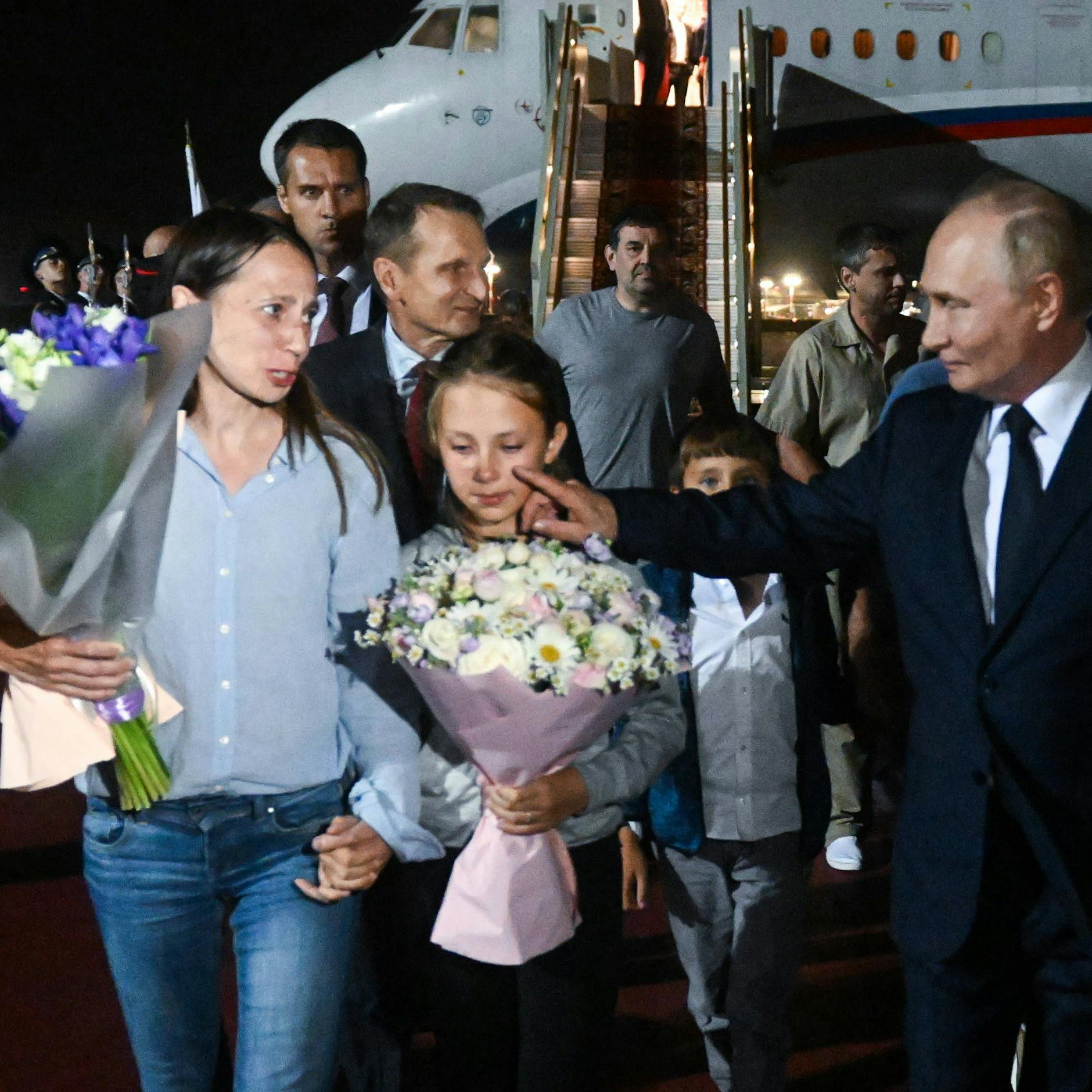 Image - Wladimir Putin empfängt freigelassene Russen persönlich am Flughafen