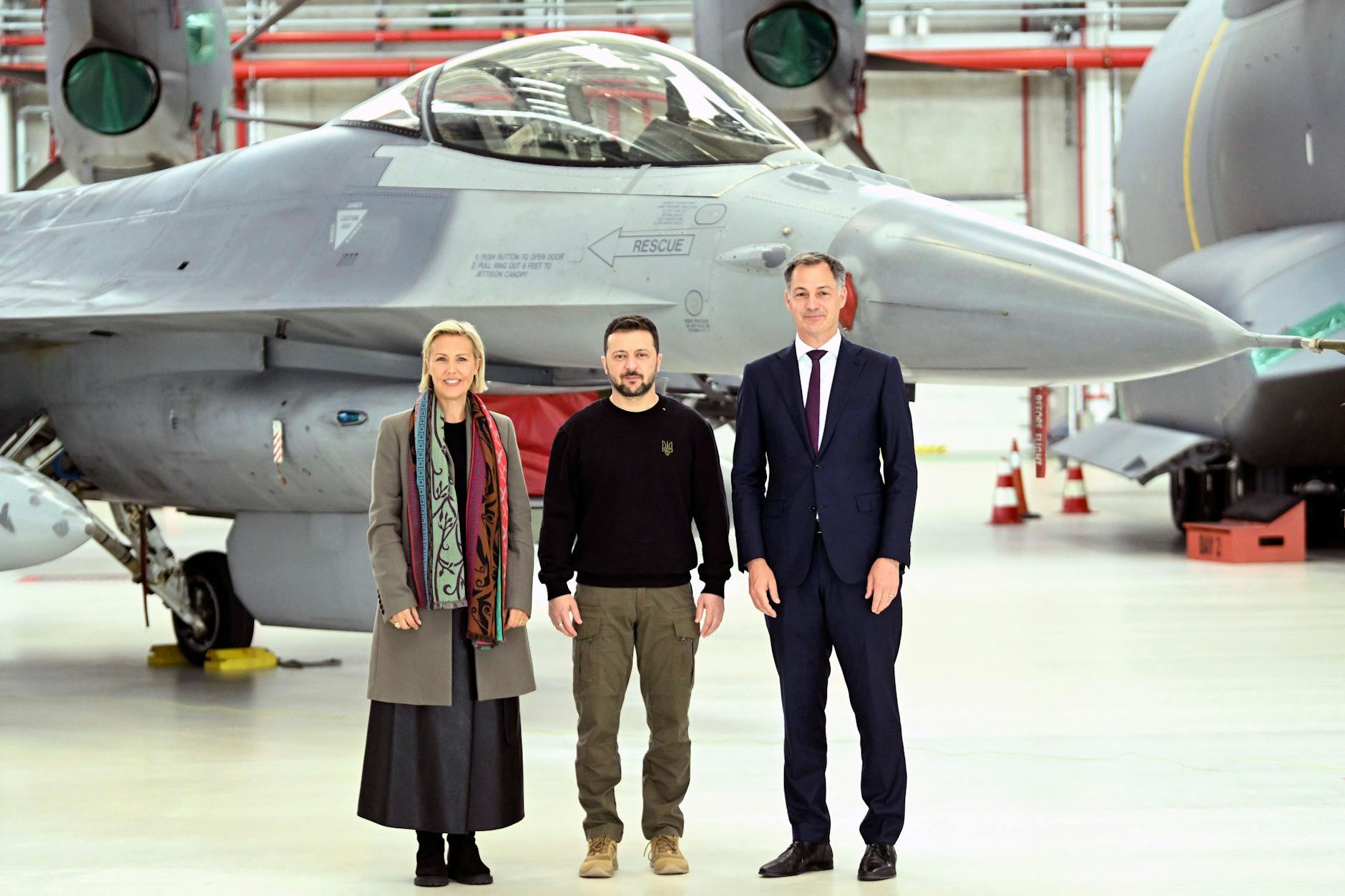 Der ukrainische Präsident Wolodymyr Selenskyj begutachtete im Mai einen F-16-Kampfjet in Belgien.
