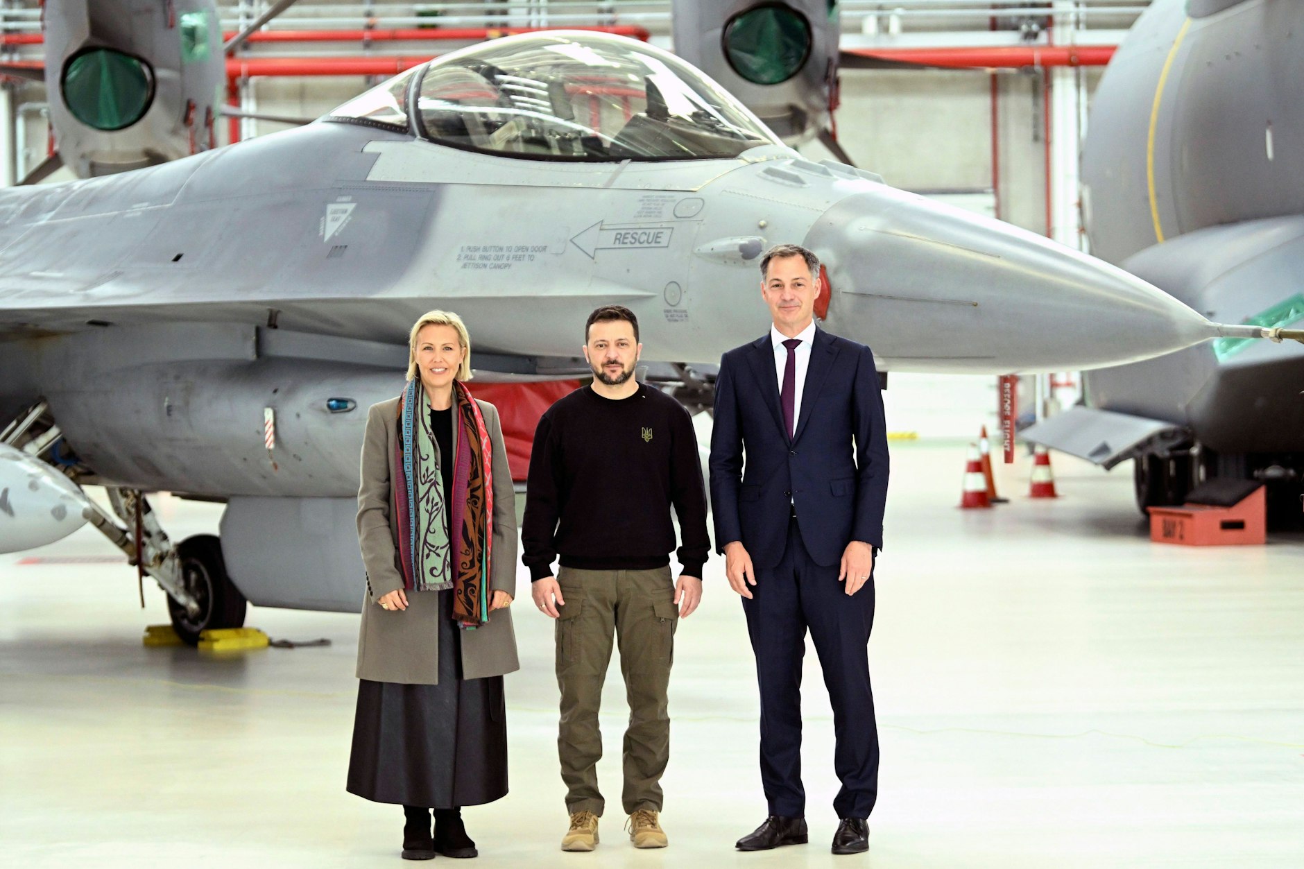 Der ukrainische Präsident Wolodymyr Selenskyj begutachtete im Mai einen F-16-Kampfjet in Belgien.