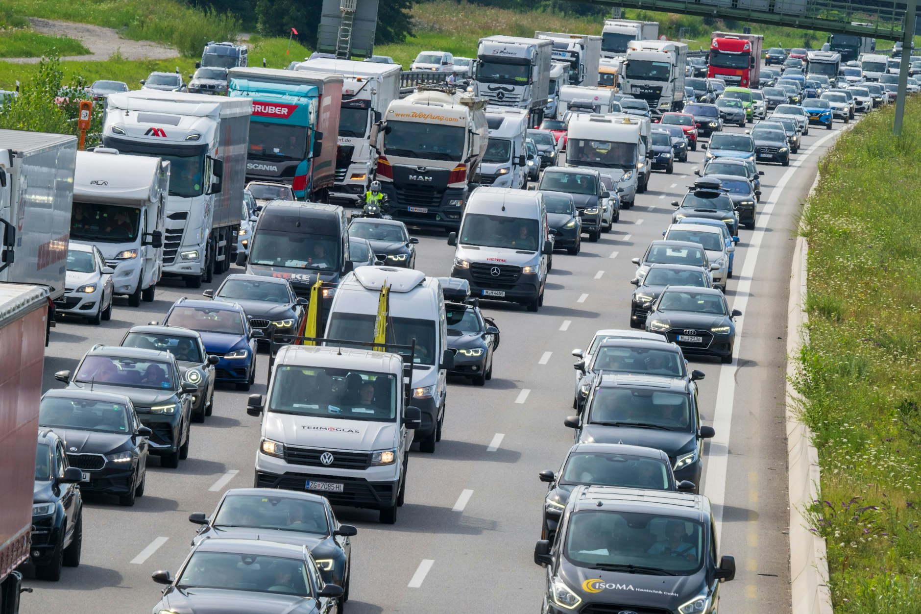 Autos stauen sich auf der Autobahn A99 bei München.