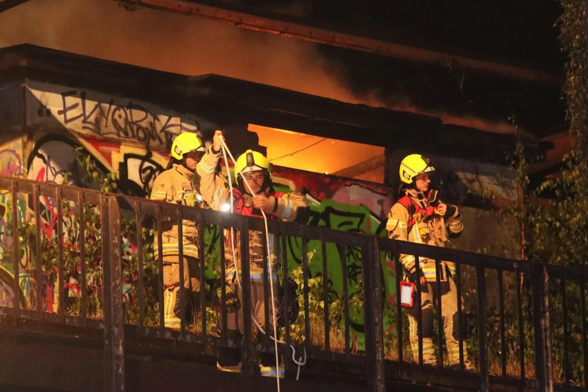 Einsatzkräfte der Berliner Feuerwehr am stillgelegten S-Bahnhof Wernerwerk in Charlottenburg. Hier kam es in der Nacht zum Donnerstag zu einem Brand.