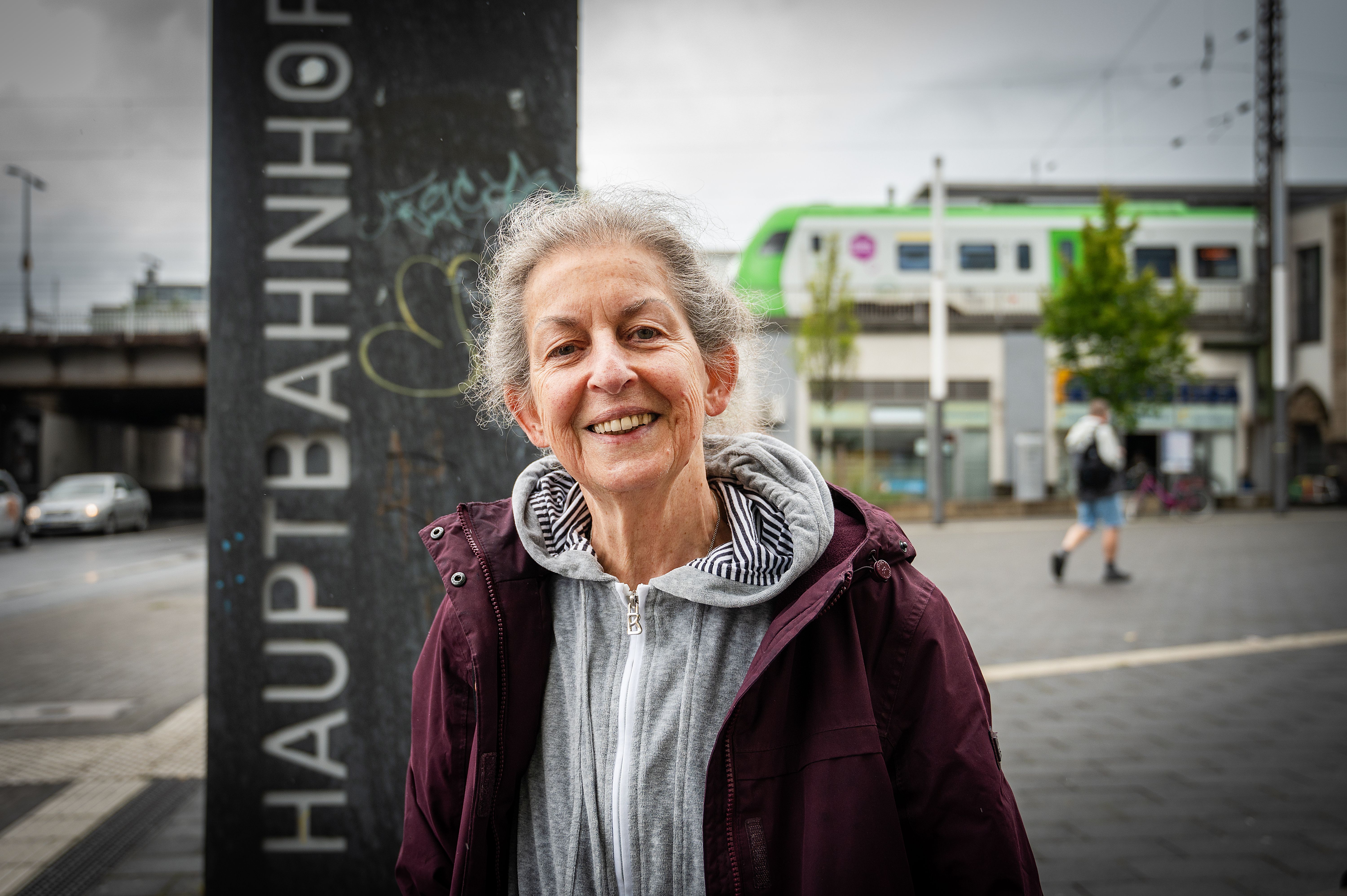 Zug-Klo defekt: Deutsche Rentnerin pinkelt auf Fußboden!