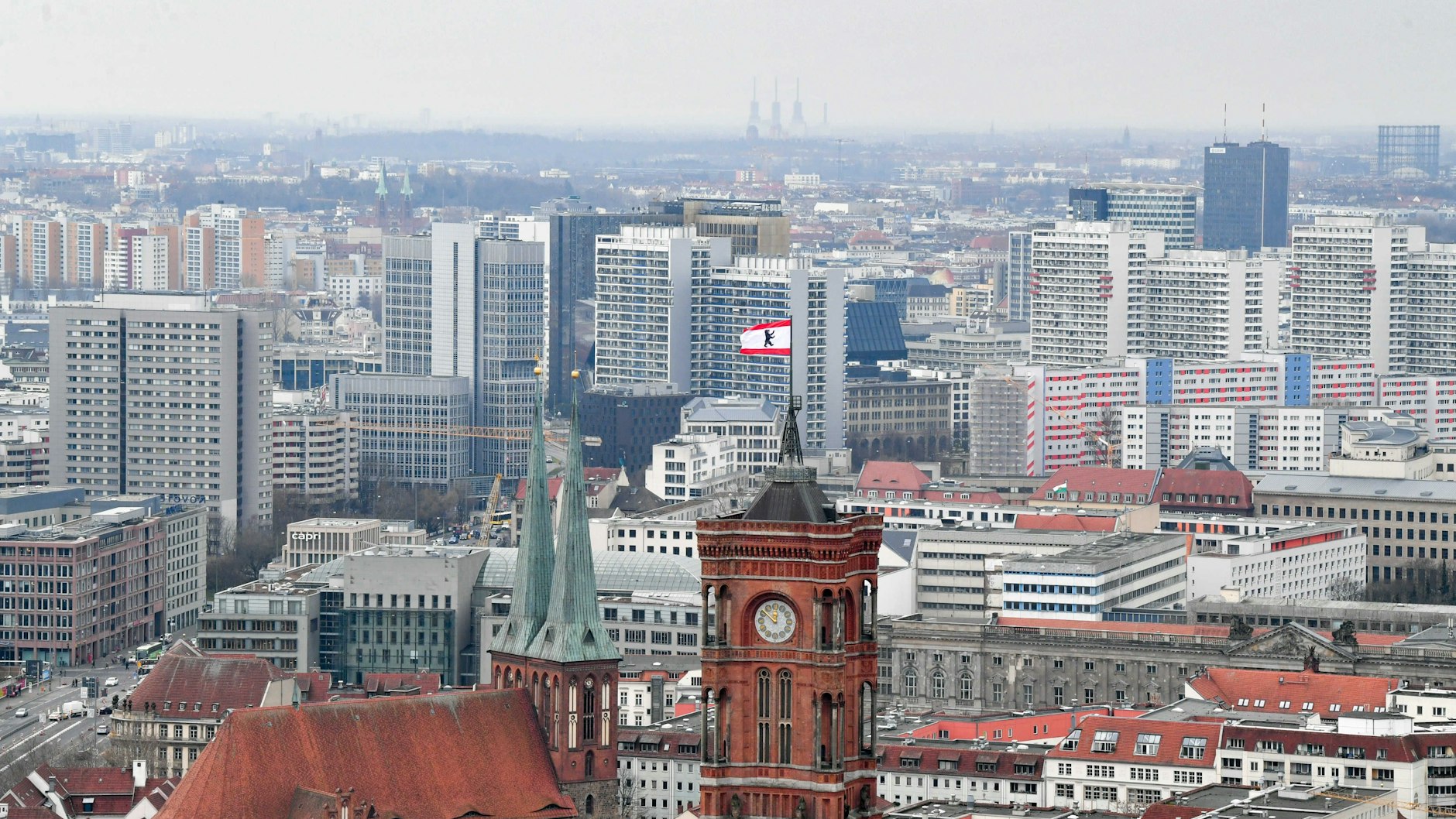 Blick auf das Berliner Häusermeer: Nicht einmal die günstigen Mieten können sich die Hauptstädter leisten.&nbsp;