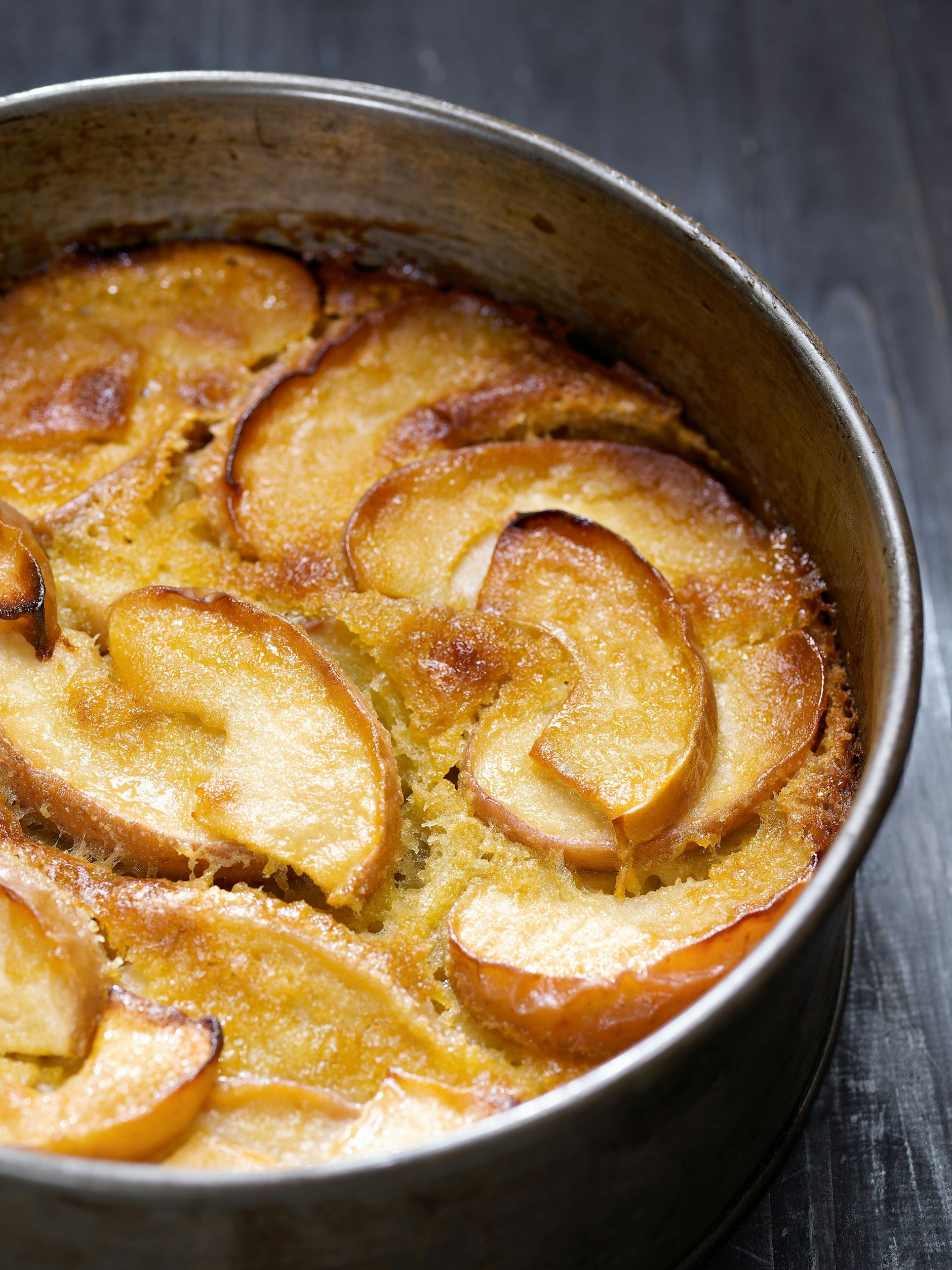 Bei diesem einfachen Rezept für Omas Apfelkuchen werden die Apfelschnitze in den Teig gedrückt. Probieren Sie es aus!