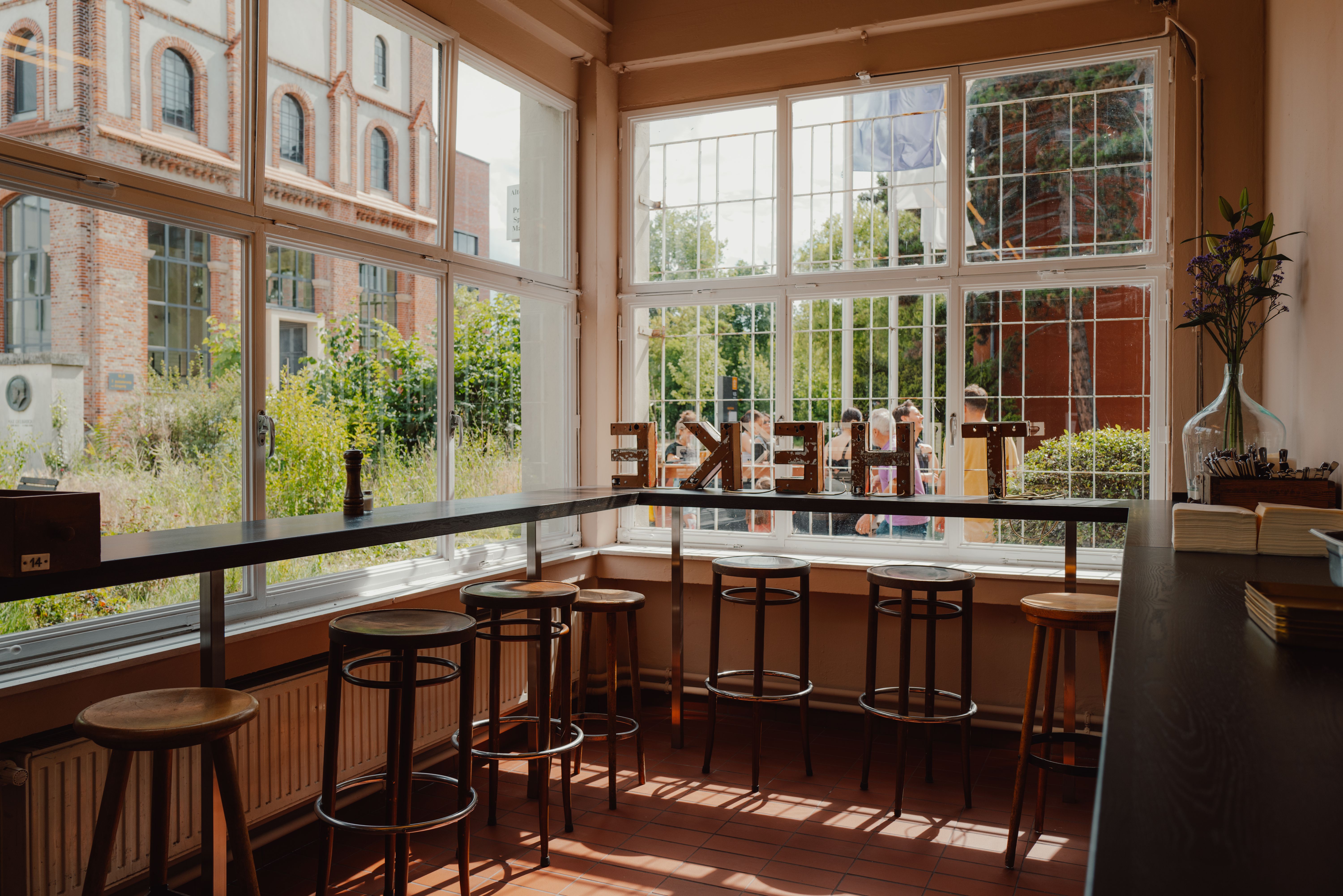 Restaurant Theke by Michelberger: Leberkäs-Semmel im Sonnenlicht