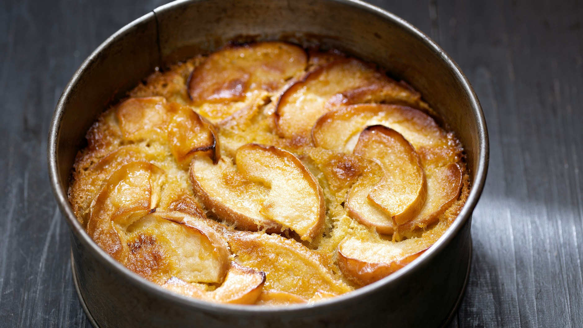 Dieses herrliche Rezept für Apfelkuchen werden Sie lieben. Er ist schnell gemacht, richtig lecker und vor allem extrem saftig.