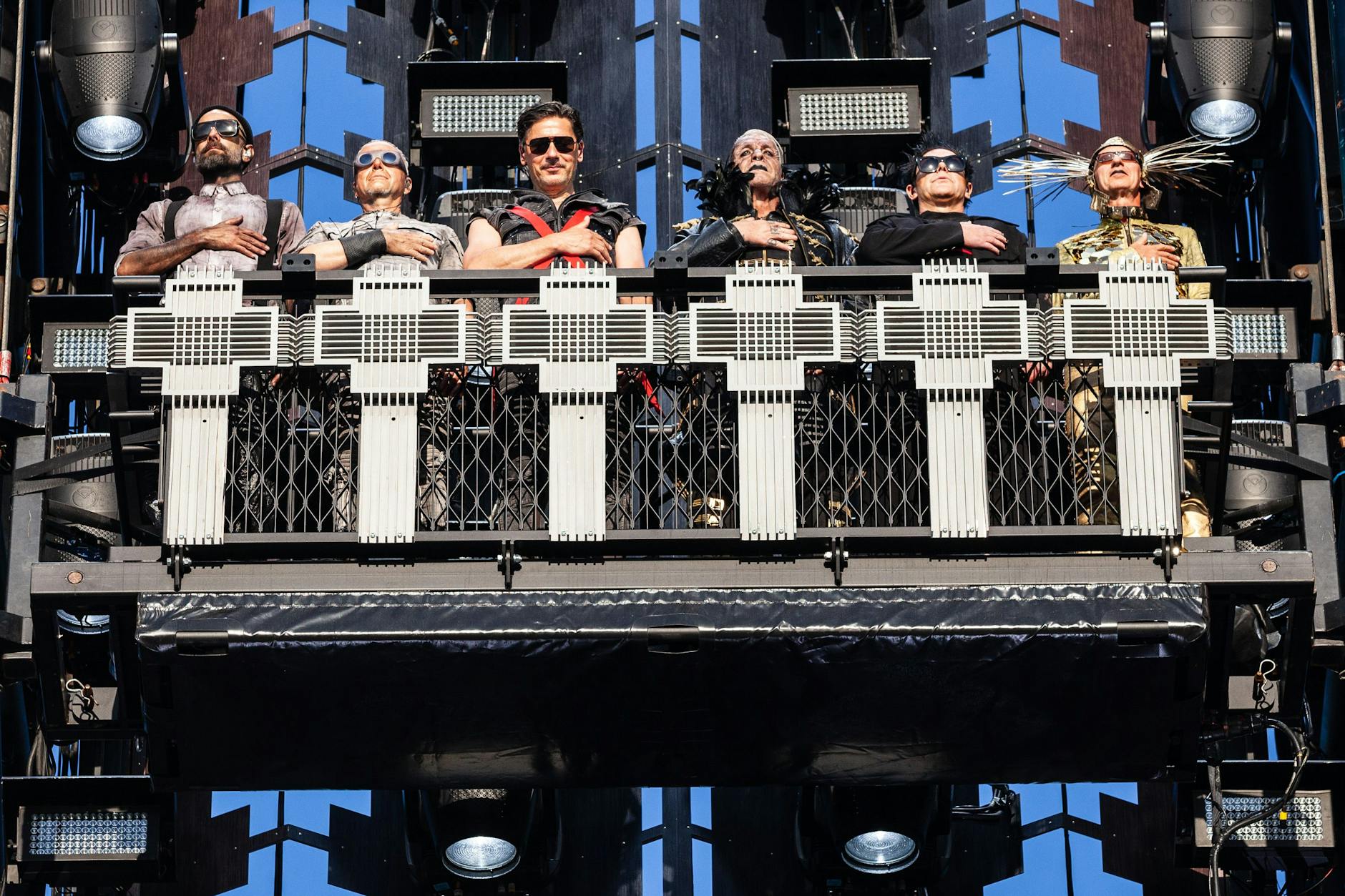 Mit einem Fahrstuhl kamen die Rocker von Rammstein bei ihren Konzerten zu Beginn aus dem Bühnen-Himmel.