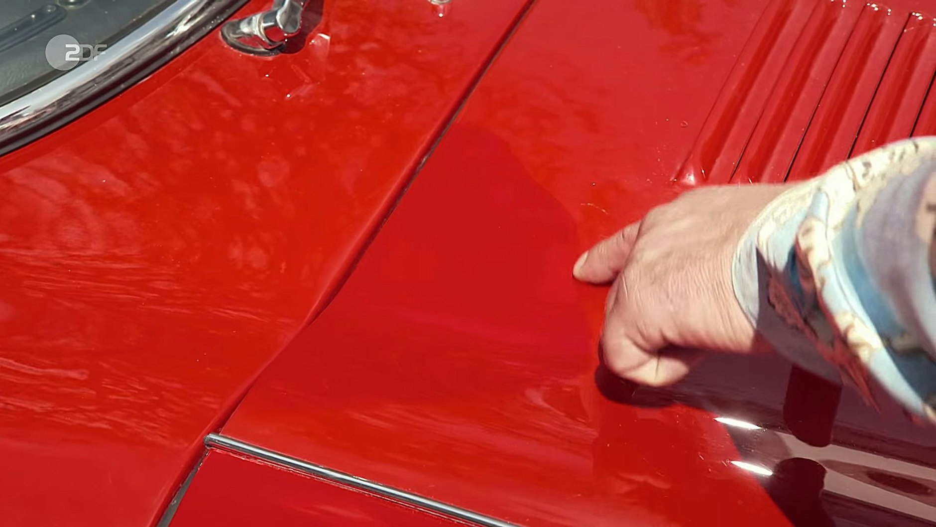 Der Wagen wurde an mehreren Stellen repariert - am Lack auf der Motorhaube ist eine solche Stelle gut zu erkennen. Schadet das dem Verkauf bei „Bares für Rares“?