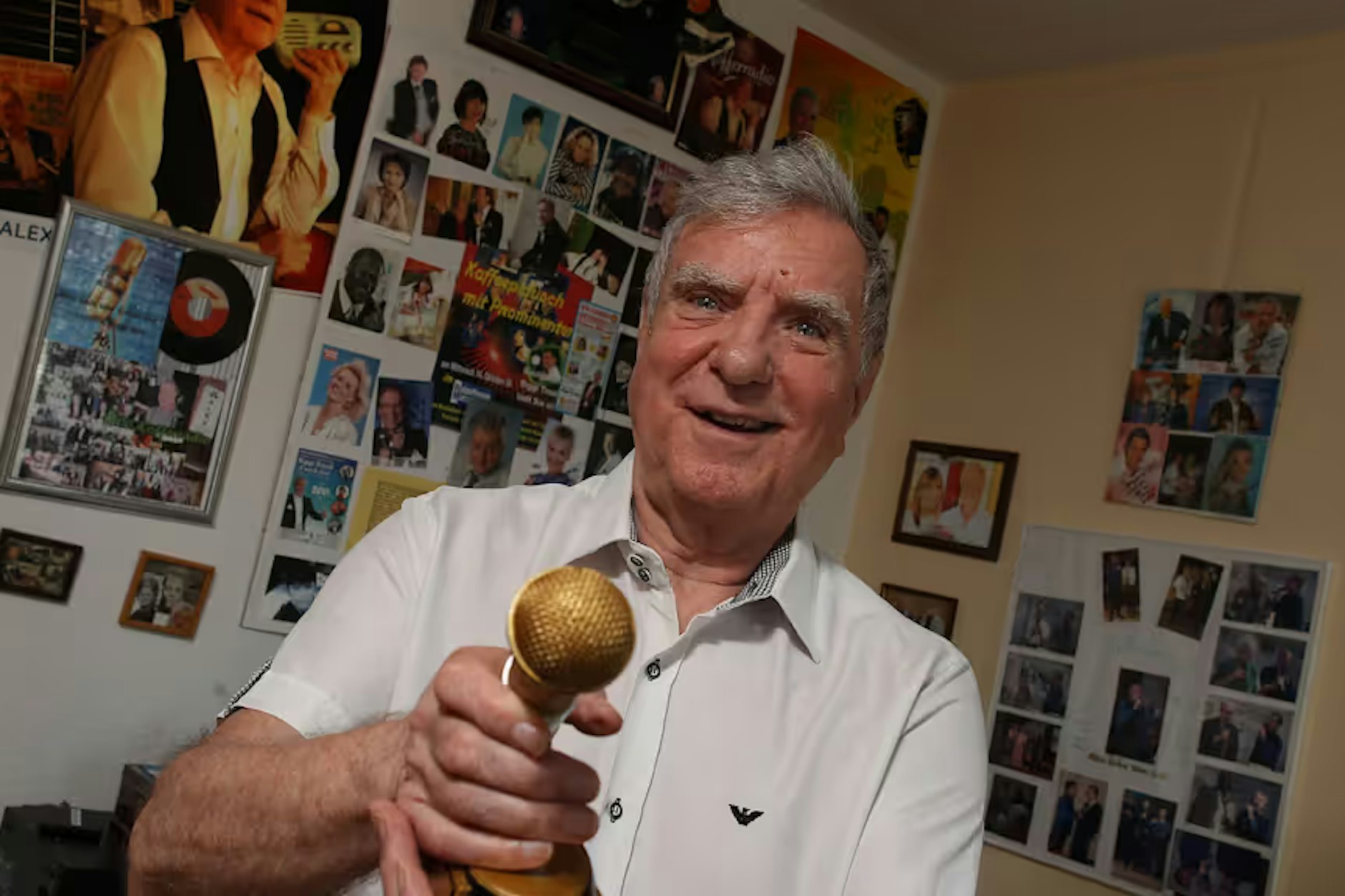 Siegfried Trzoß in seiner Köpenicker Wohnung: An der Wand hängen Fotos vieler Schlager-Stars, die er in seiner „Kofferradio“-Sendung präsentiert. Am 4. August feiert er seinen 80. Geburtstag.