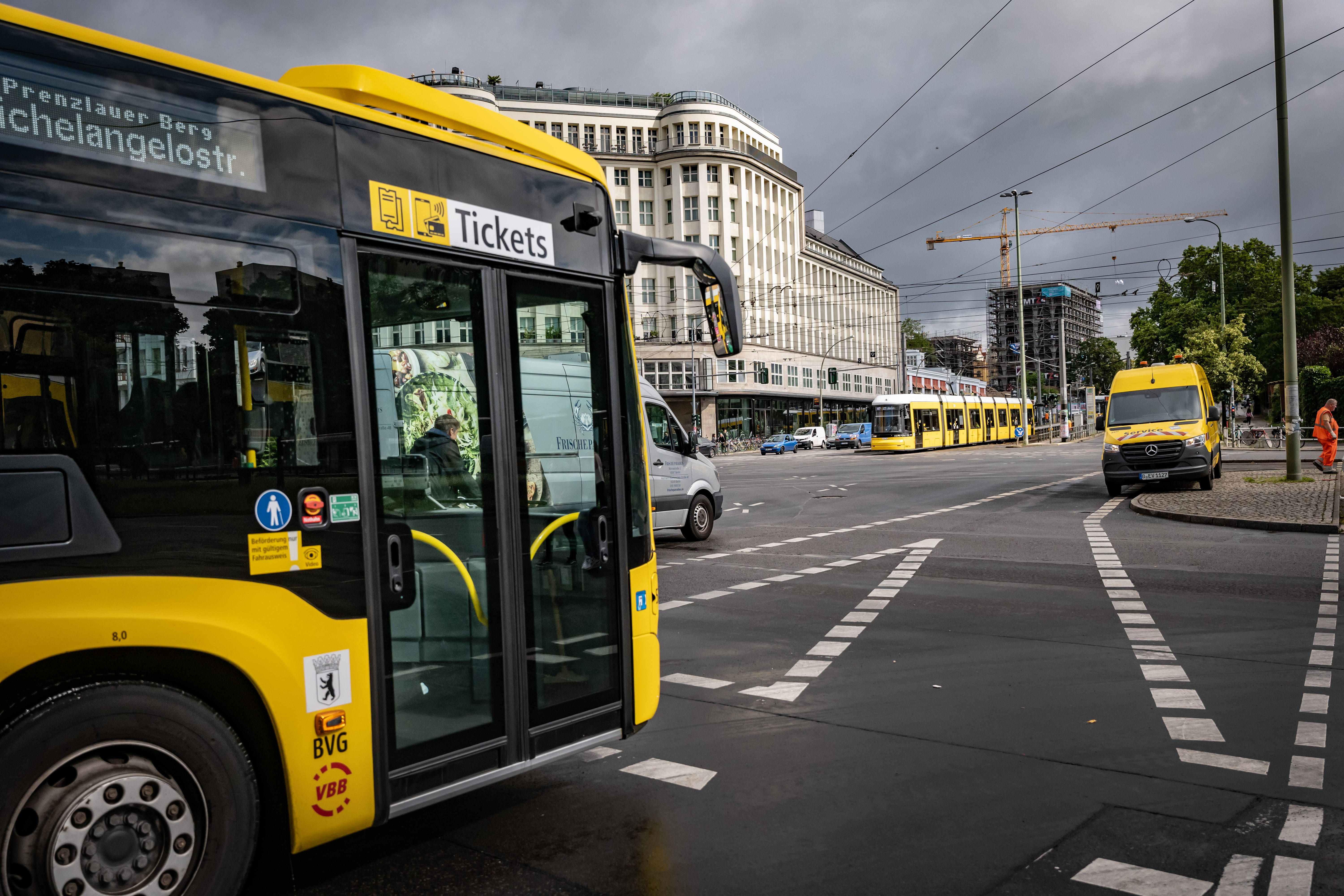 BVG schafft in Berliner Bussen die Barzahlung ab – Kleingeld, nein danke!