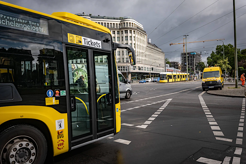 Ein Bus der Berliner Verkehrsbetriebe (BVG) unterwegs in der Karl-Liebknecht-Straße in Mitte: Noch kann man beim Fahrpersonal mit Bargeld Fahrscheine kaufen – ab September nicht mehr.
