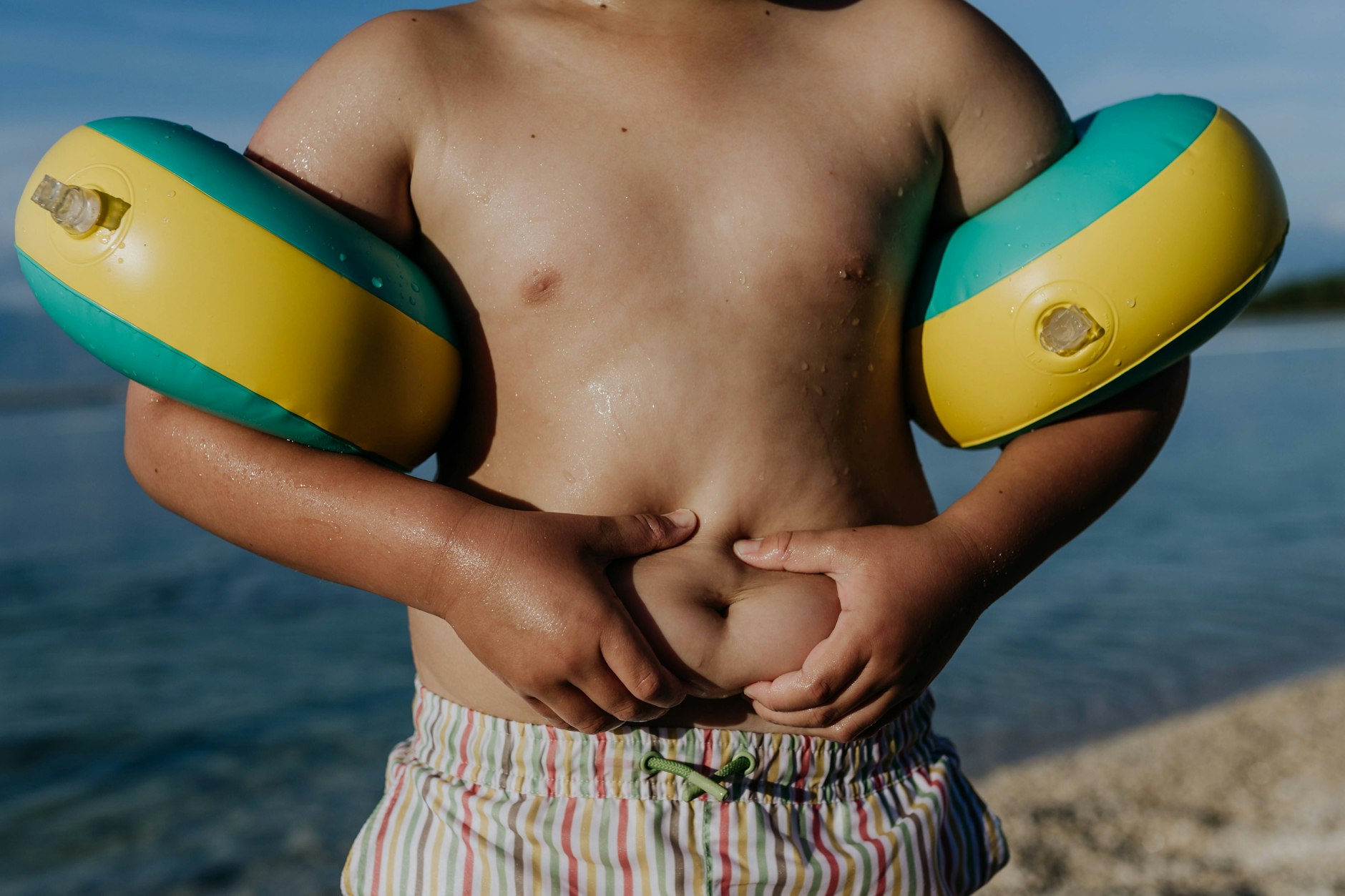 Ihr Bäuchlein würden viele am liebsten verstecken: Etliche Deutsche trauen sich nicht mehr, sich in Badehose oder Bikini am Strand zu zeigen.