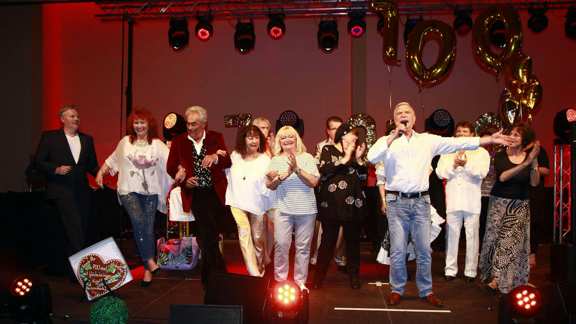 Bei seinen großen „Kofferradio“-Sendungen aus dem Freizeitforum Marzahn hat Siegfried Trzoß immer viele DDR-Schlagerstars auf der Bühne.