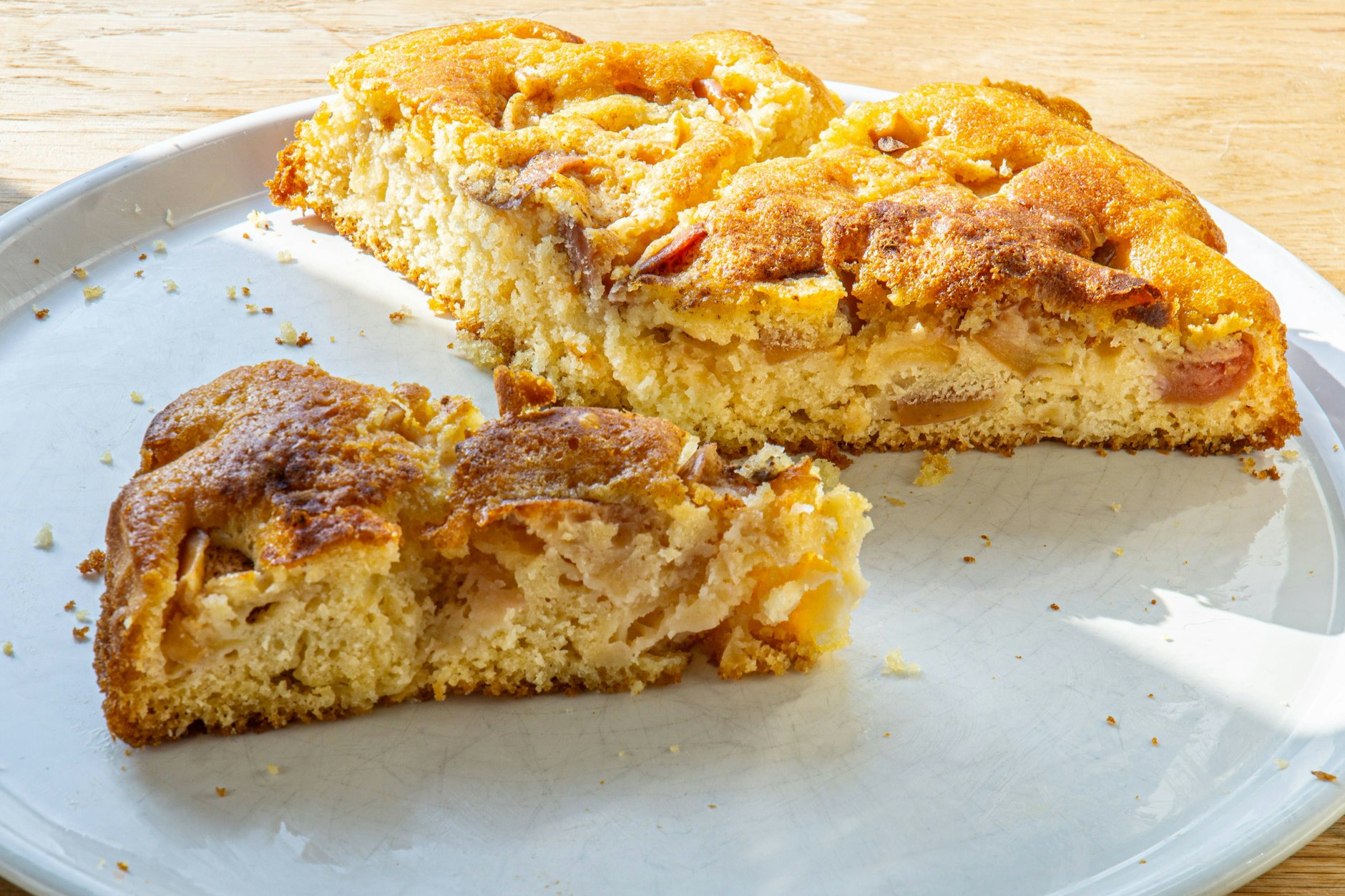 Er ist herrlich weich und saftig: Dieses einfache Rezept für Omas Apfelkuchen begeistert garantiert die ganze Familie!