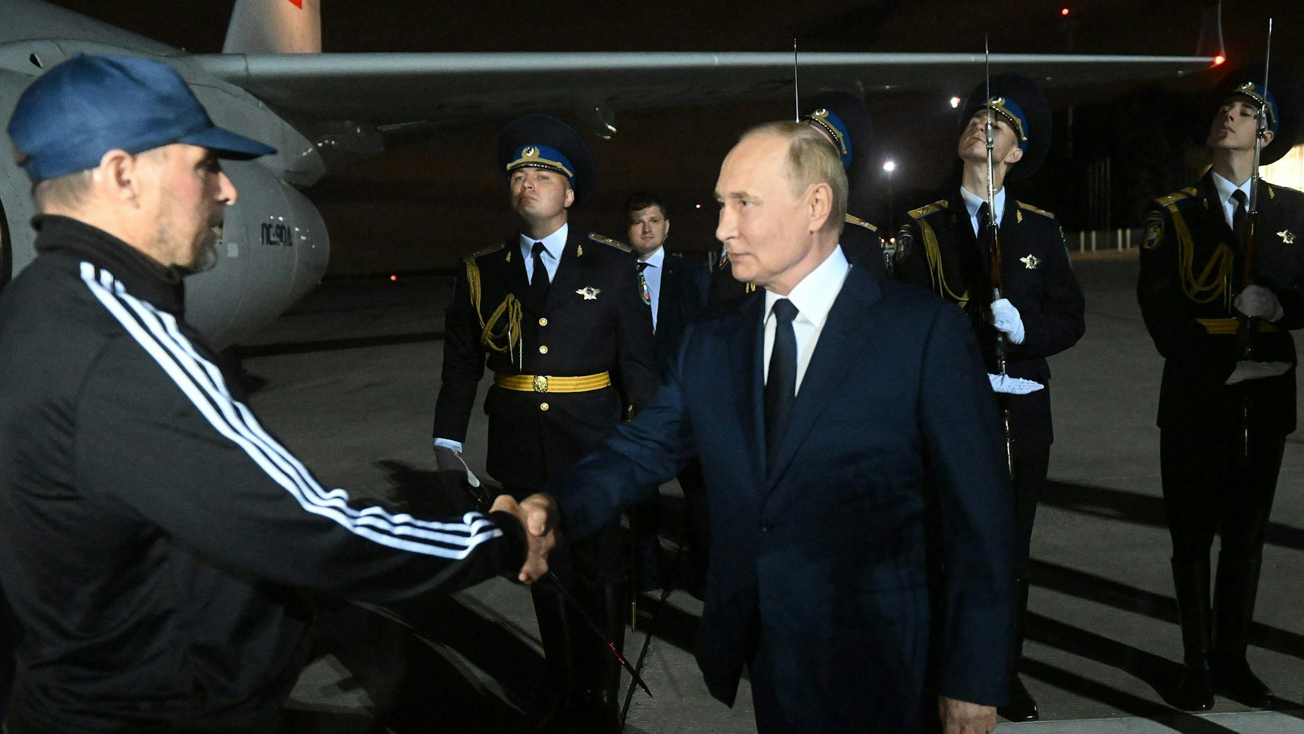 Wadim Krassikow stiegt in Moskau als Erster aus und wird von Putin begrüsst.