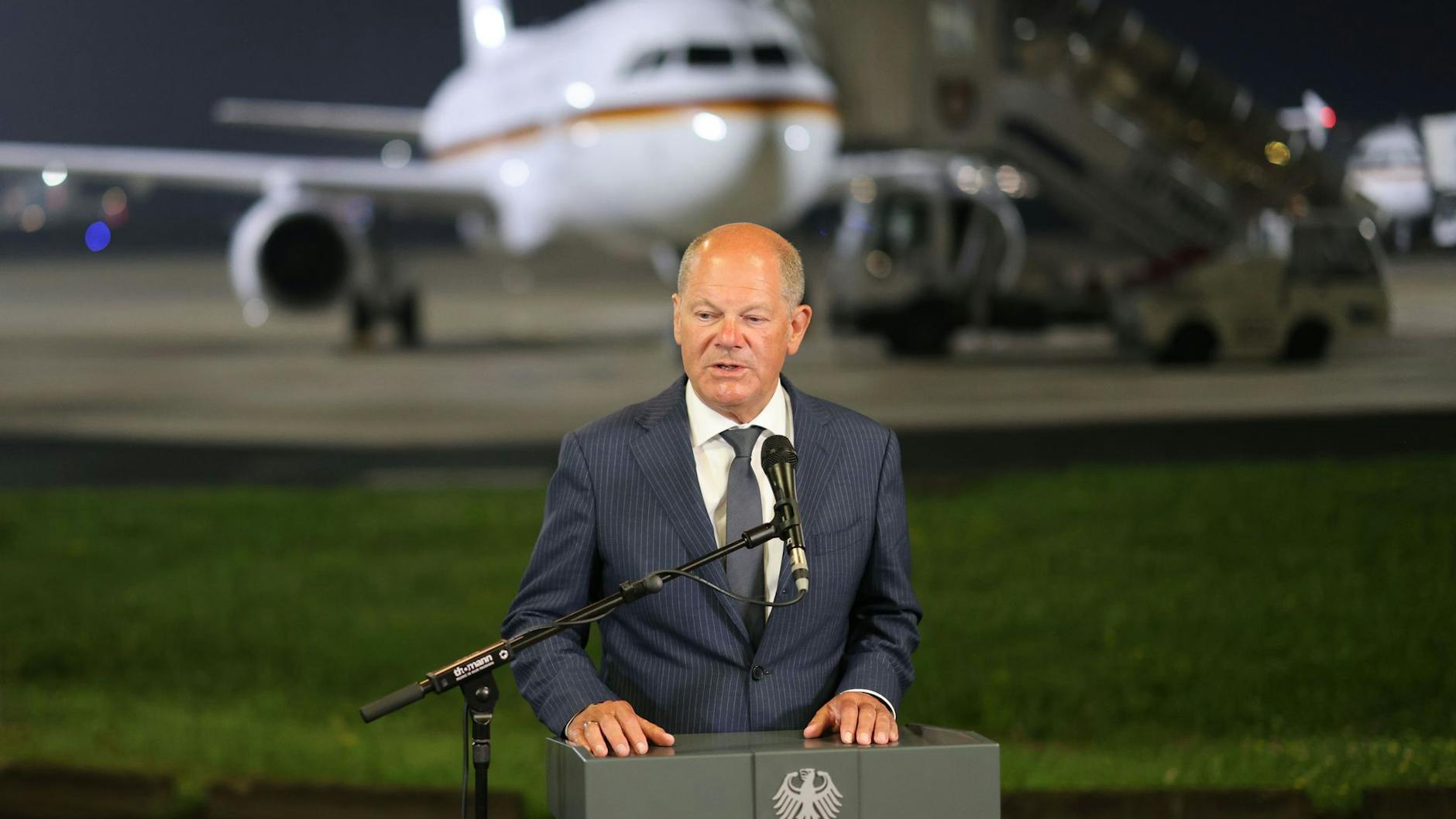 Bundeskanzler Olaf Scholz (SPD) spricht zu den Medien auf dem Flughafen Köln/Bonn, nachdem er sich noch am späten Abend mit den Ex-Gefangenen getroffen hat. Die Freigelassenen waren nach dem Gefangenenaustausch zwischen Russland, Belarus und westlichen Ländern mit zwei Flugzeugen auf dem Flughafen Köln/Bonn gelandet. 