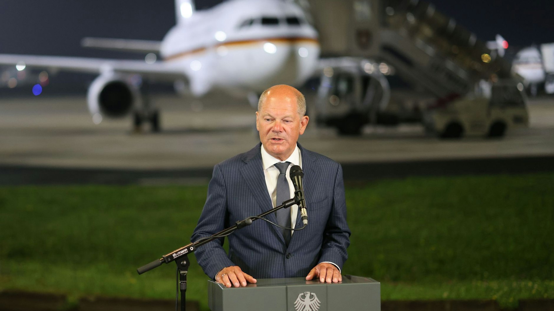 Bundeskanzler Olaf Scholz (SPD) spricht zu den Medien auf dem Flughafen Köln/Bonn, nachdem er sich noch am späten Abend mit den Ex-Gefangenen getroffen hat. Die Freigelassenen waren nach dem Gefangenenaustausch zwischen Russland, Belarus und westlichen Ländern mit zwei Flugzeugen auf dem Flughafen Köln/Bonn gelandet.&nbsp;